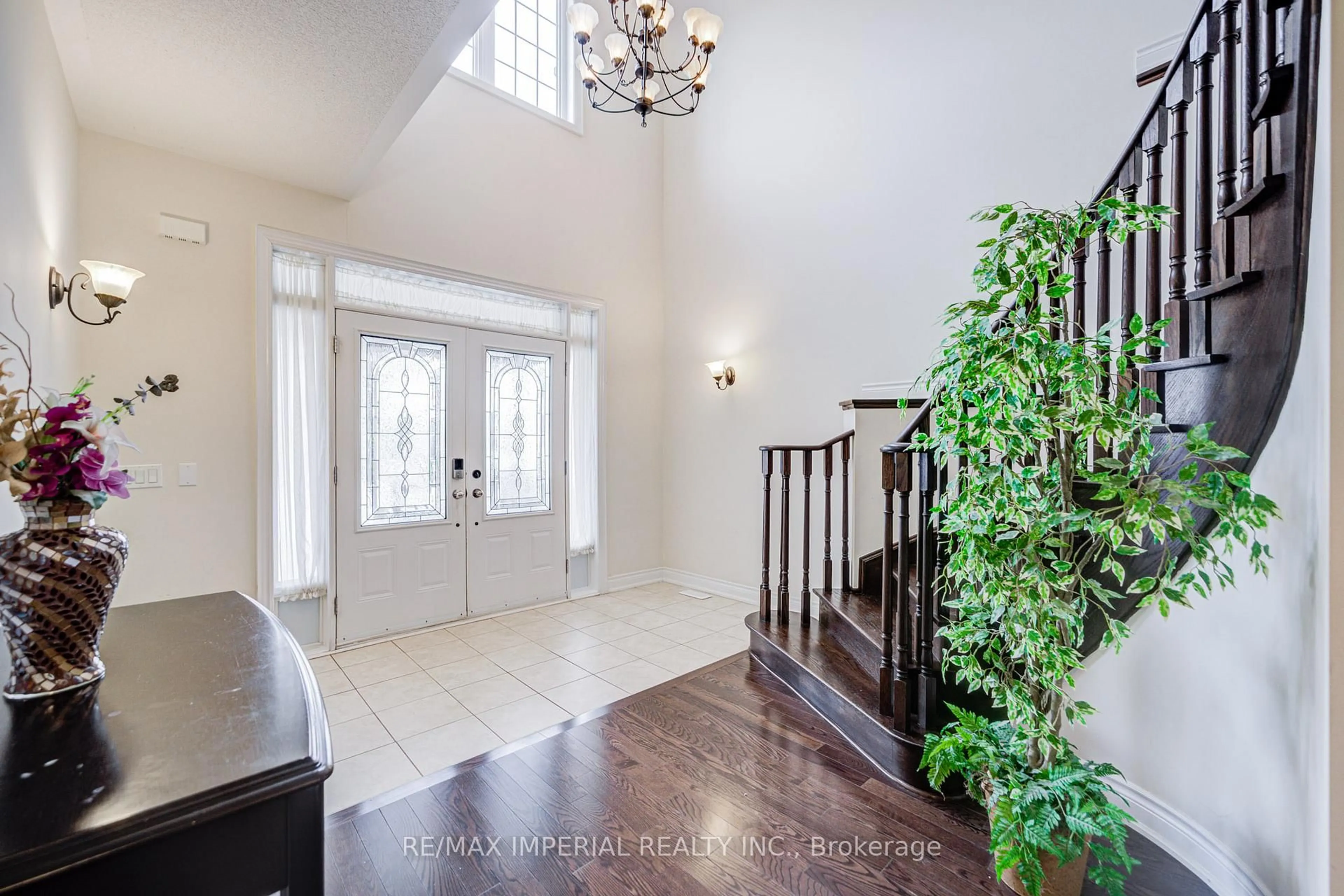 Indoor entryway for 28 Mancini Cres, Richmond Hill Ontario L4E 0T1