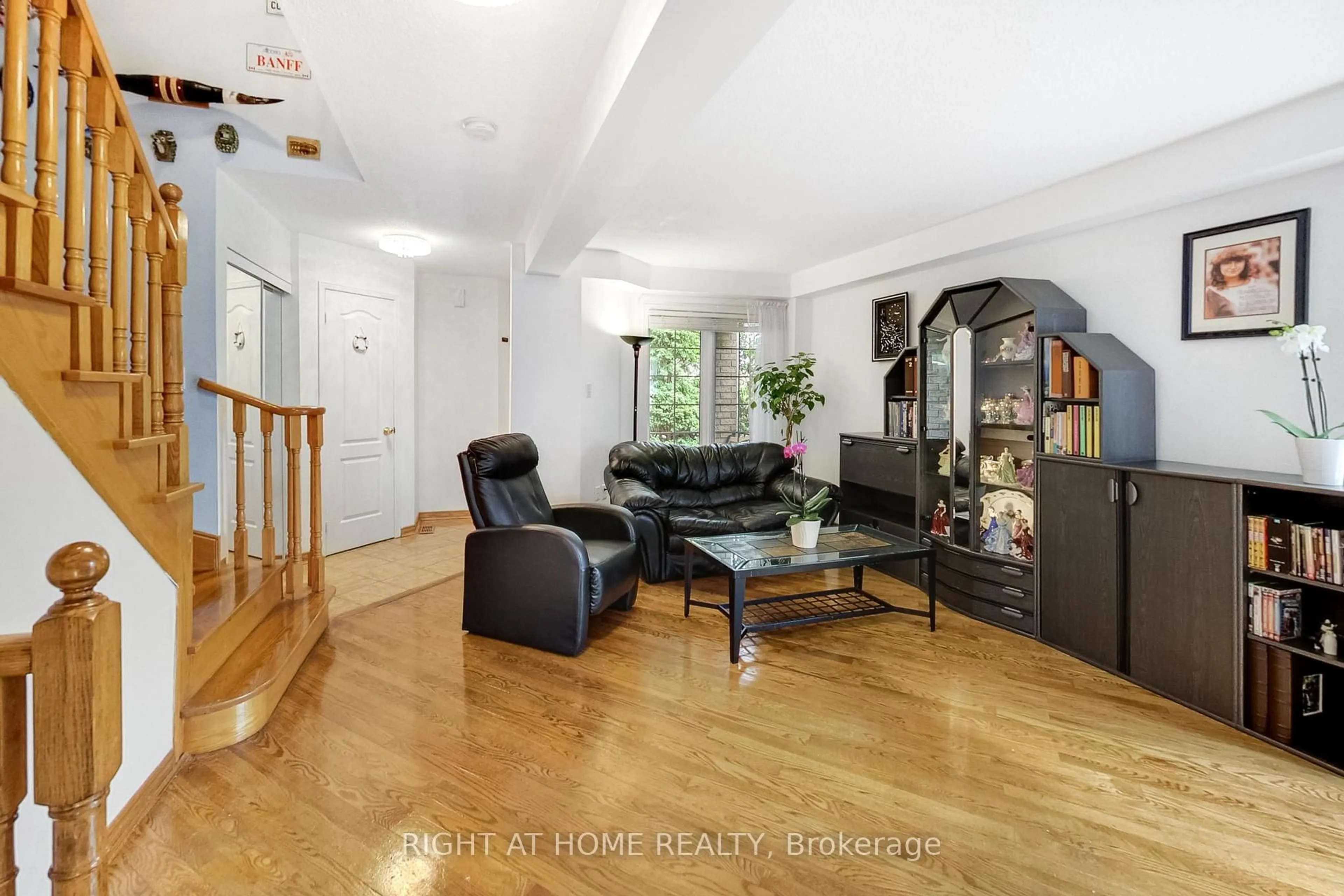 Living room with furniture, unknown for 28 Foxtail Rdge, Newmarket Ontario L3X 1Z6