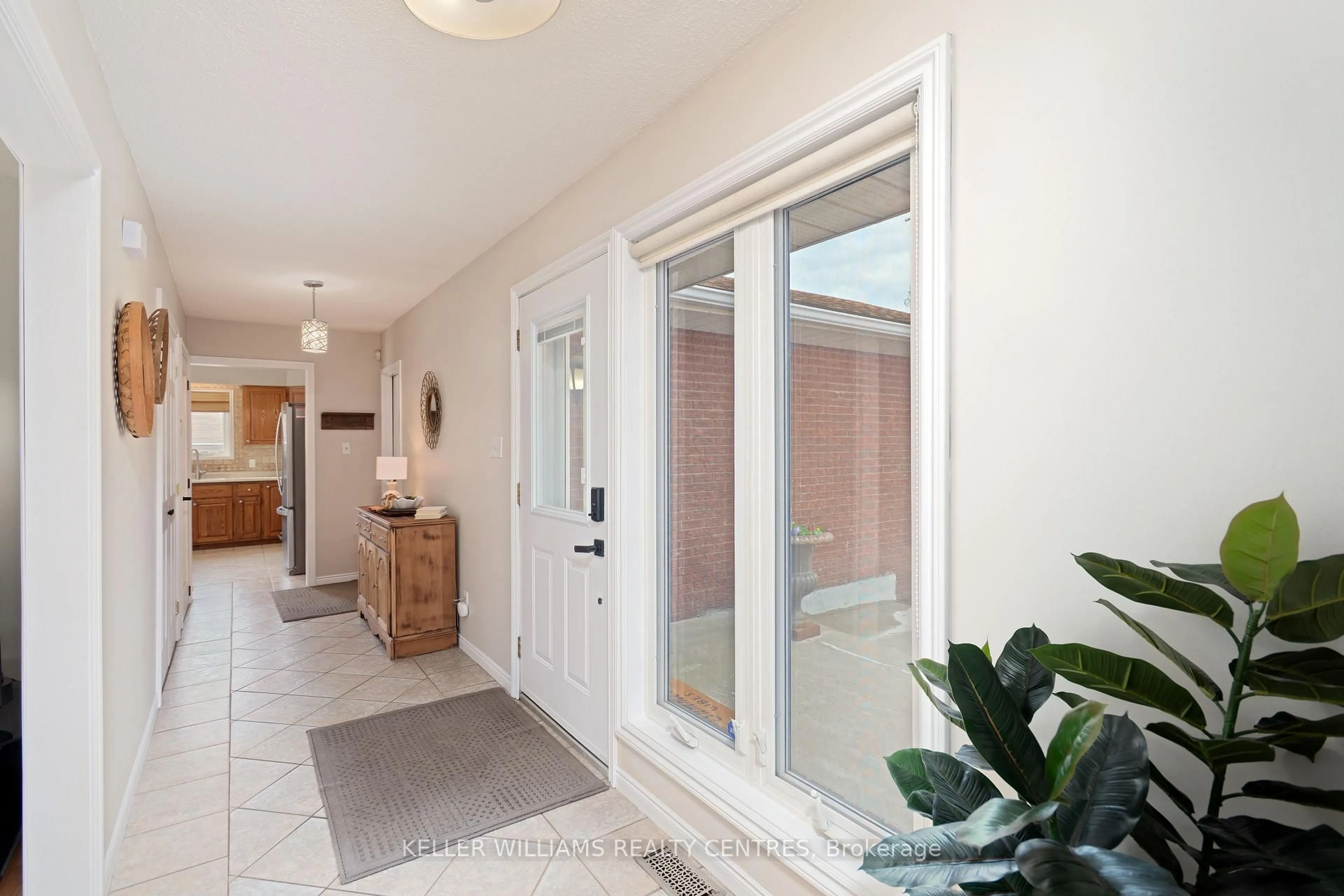 Indoor entryway for 2209 Willard Ave, Innisfil Ontario L9S 2C1