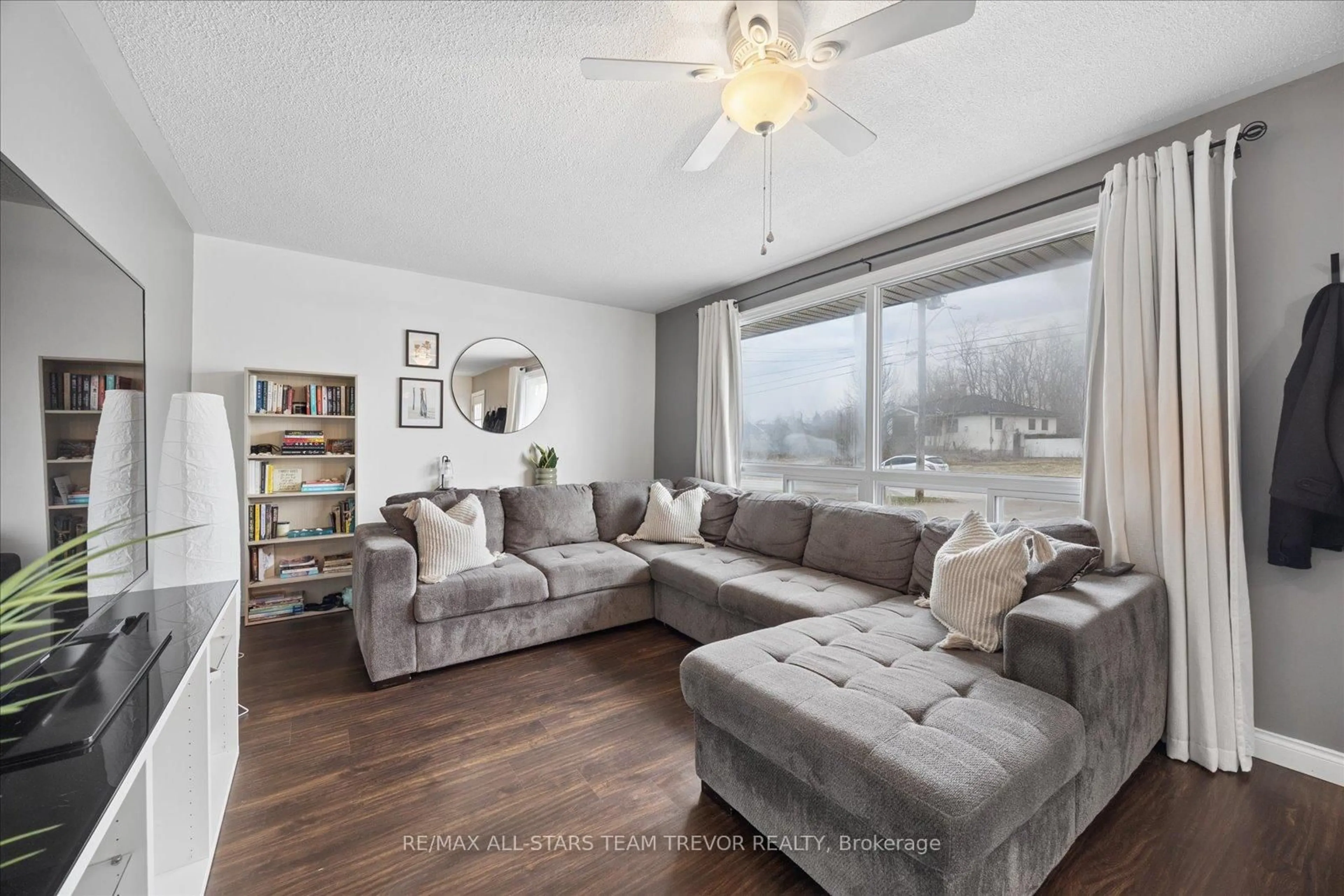 Living room with furniture, wood/laminate floor for 512 Sarah St, Brock Ontario L0K 1A0