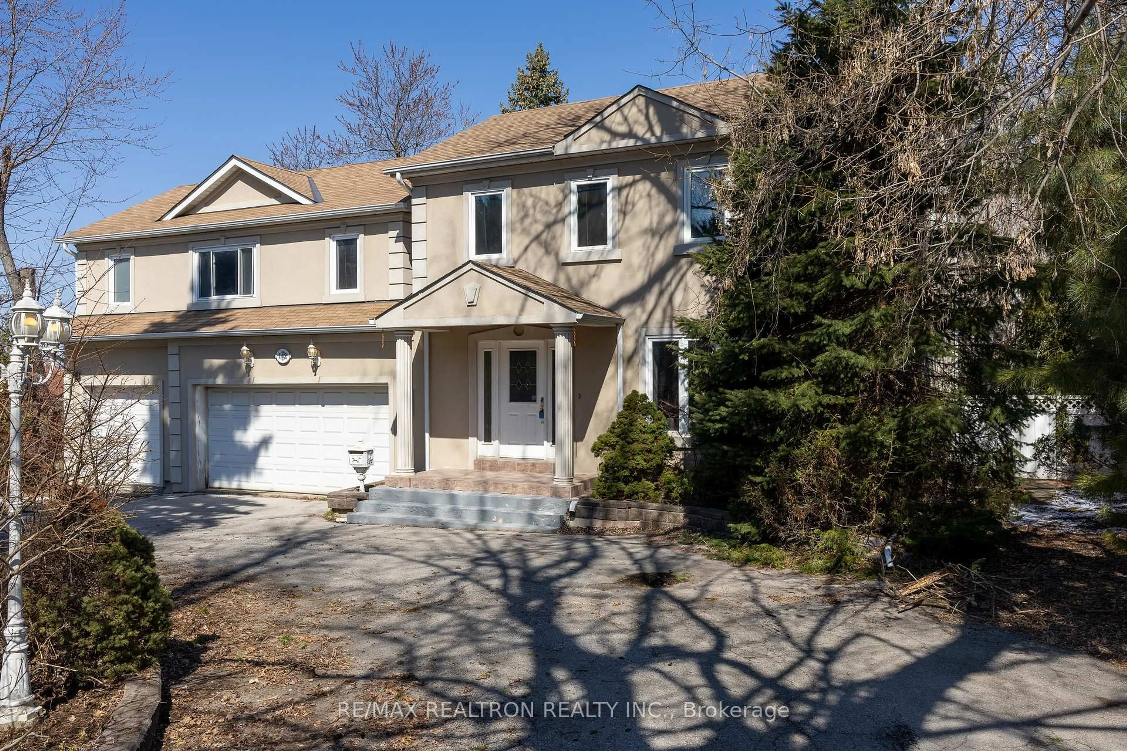 A pic from outside/outdoor area/front of a property/back of a property/a pic from drone, street for 142 Hillsview Dr, Richmond Hill Ontario L4C 1T2