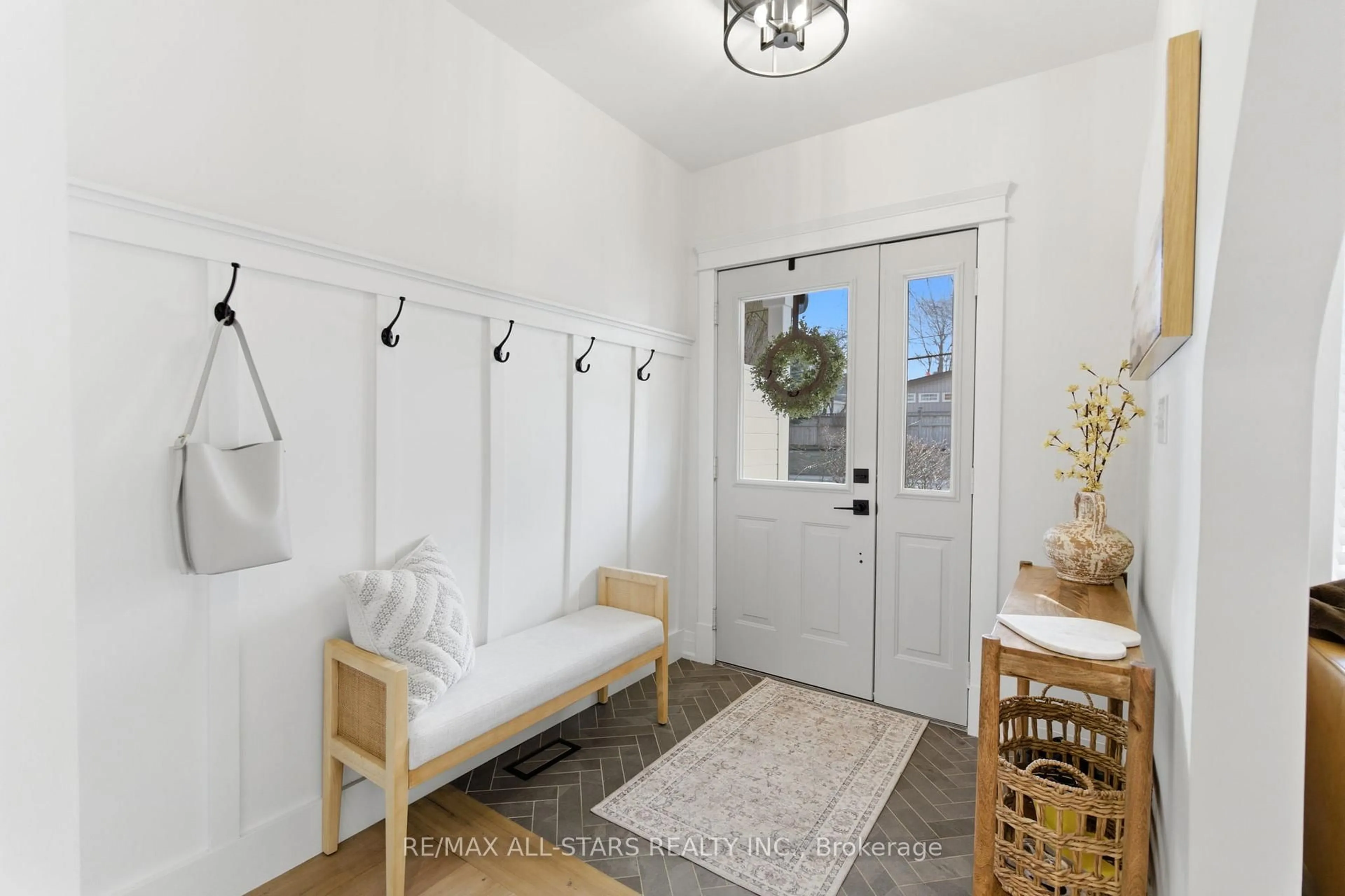 Indoor entryway for 83 Toronto St, Uxbridge Ontario L9P 1H1