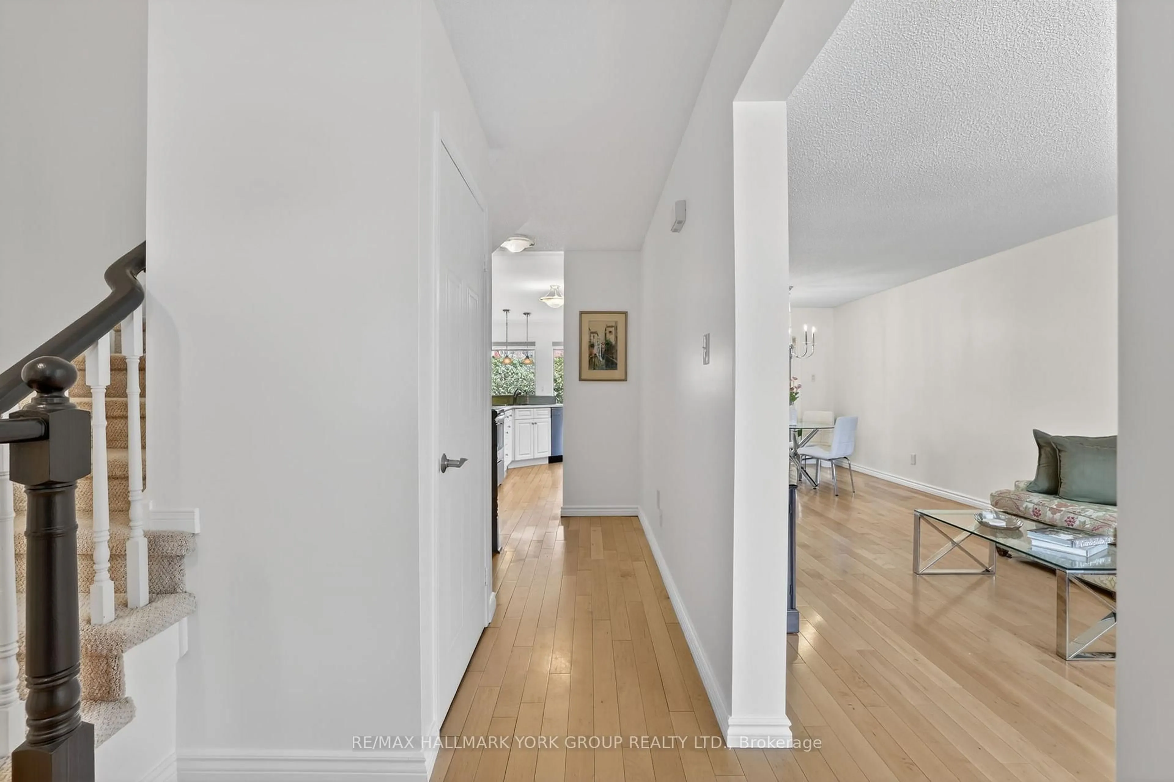 Indoor entryway for 26 Mendys Forest, Aurora Ontario L4G 5A4