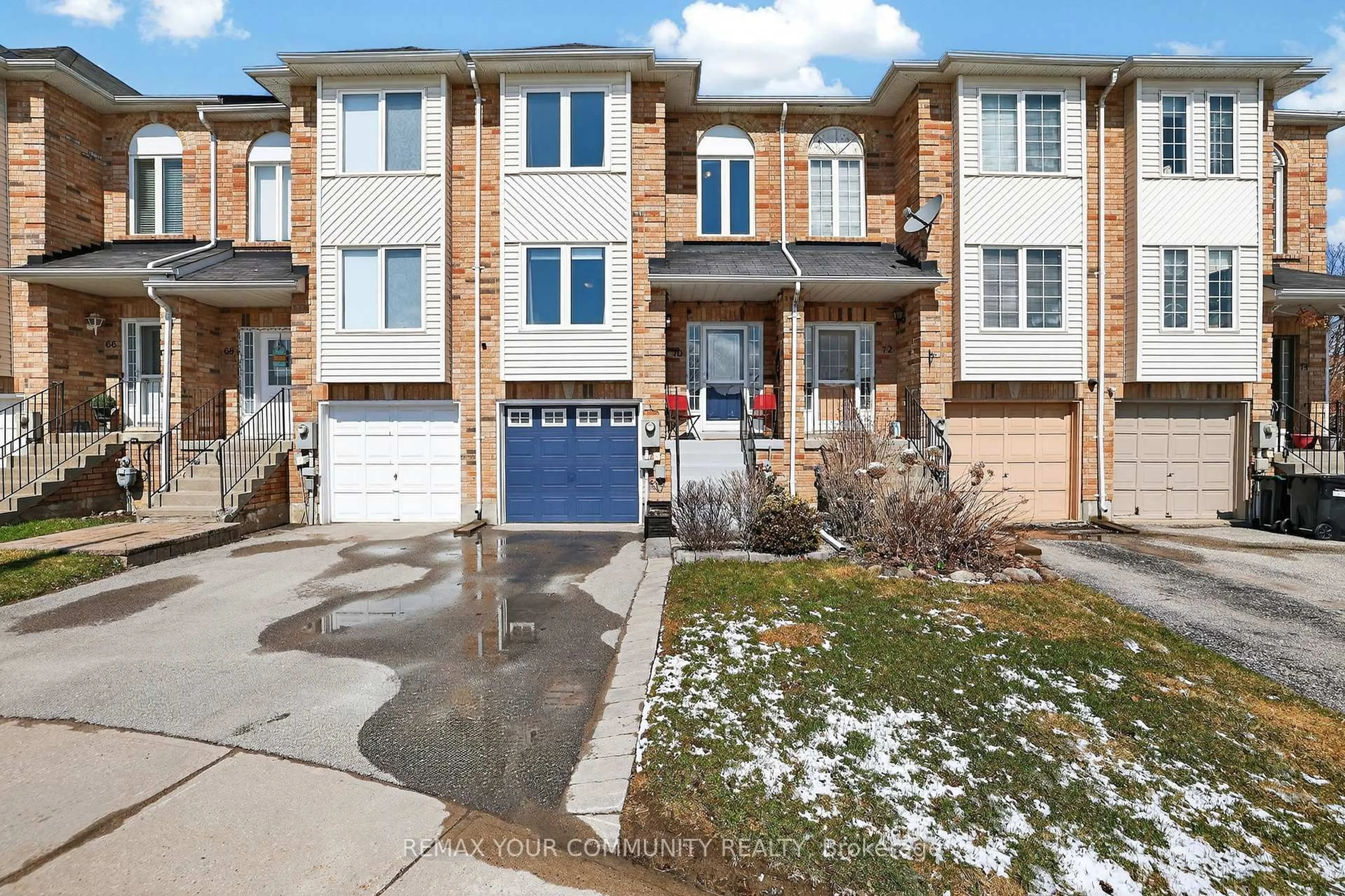 Home with brick exterior material, street for 70 Natale Crt, Bradford West Gwillimbury Ontario L3Z 3B1