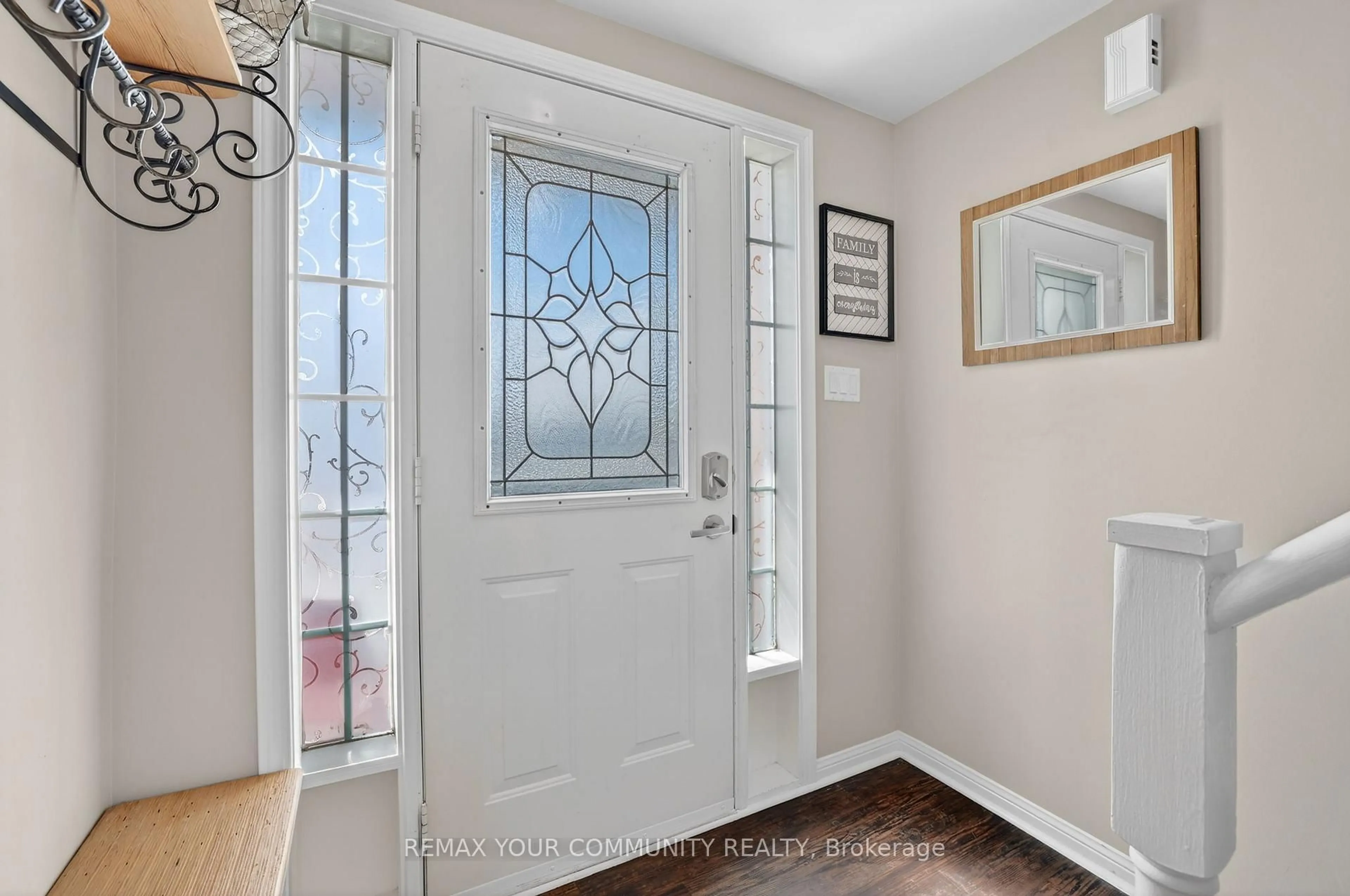 Indoor entryway for 70 Natale Crt, Bradford West Gwillimbury Ontario L3Z 3B1