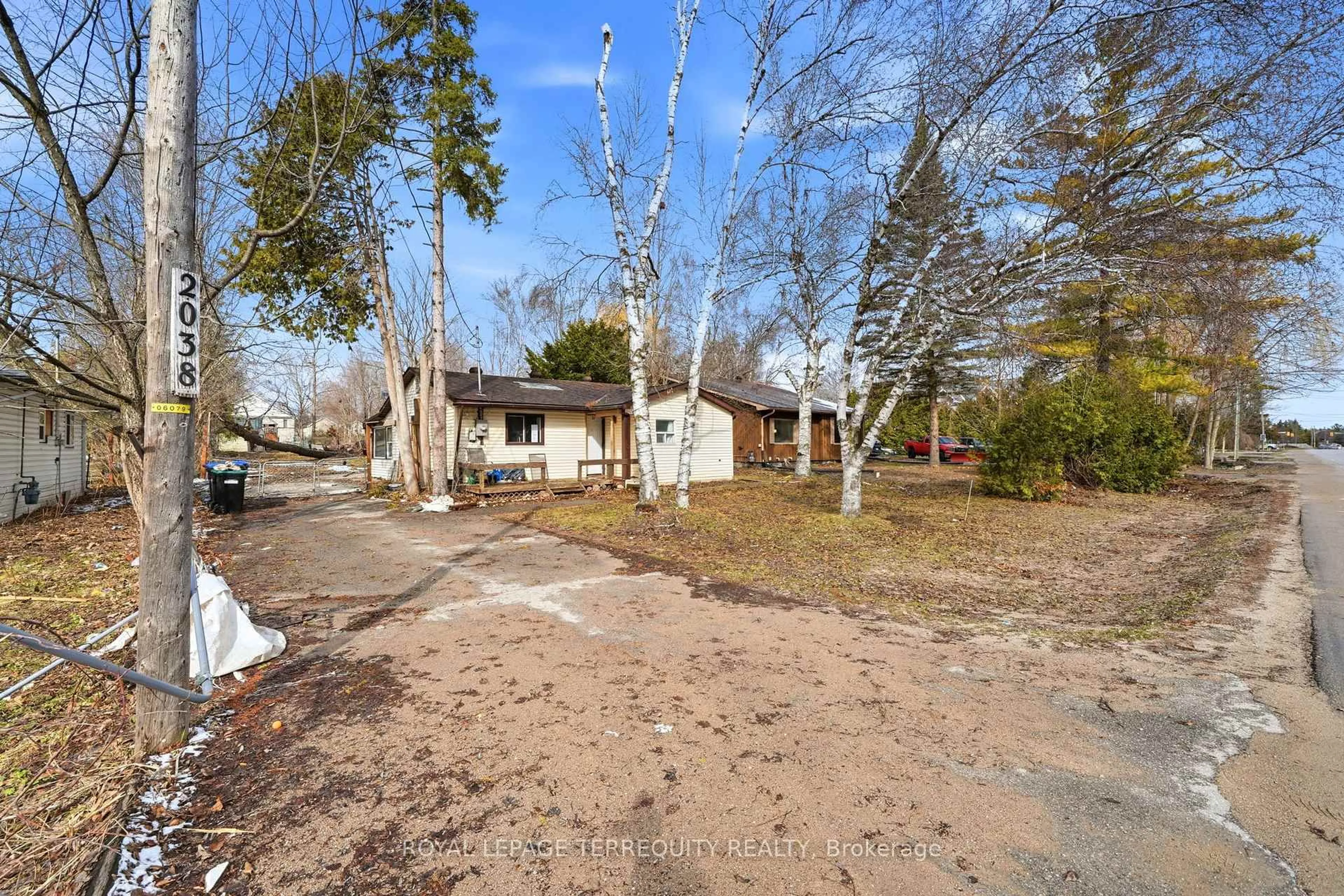 A pic from outside/outdoor area/front of a property/back of a property/a pic from drone, street for 2038 St Johns Rd, Innisfil Ontario L9S 1V4
