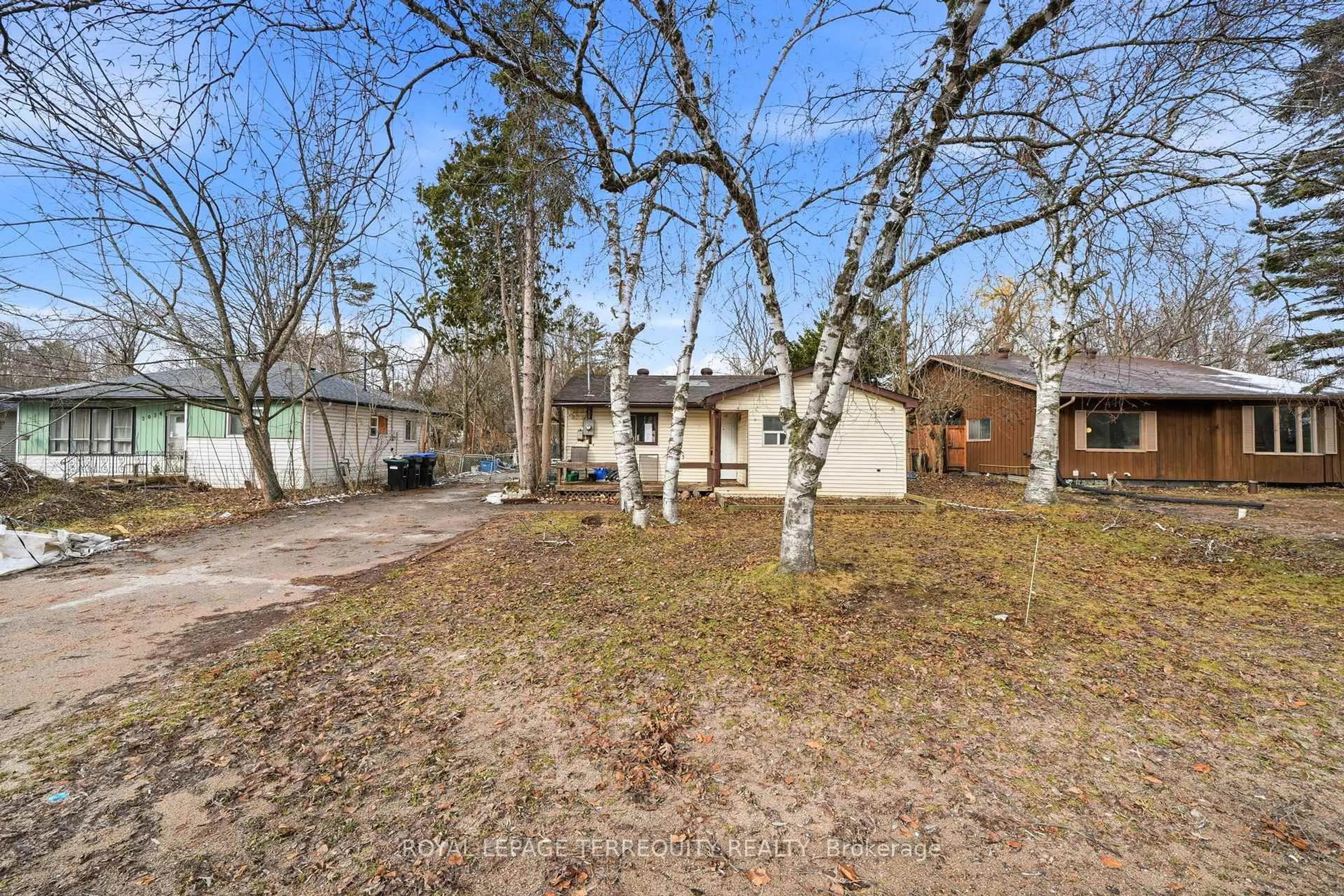 A pic from outside/outdoor area/front of a property/back of a property/a pic from drone, unknown for 2038 St Johns Rd, Innisfil Ontario L9S 1V4