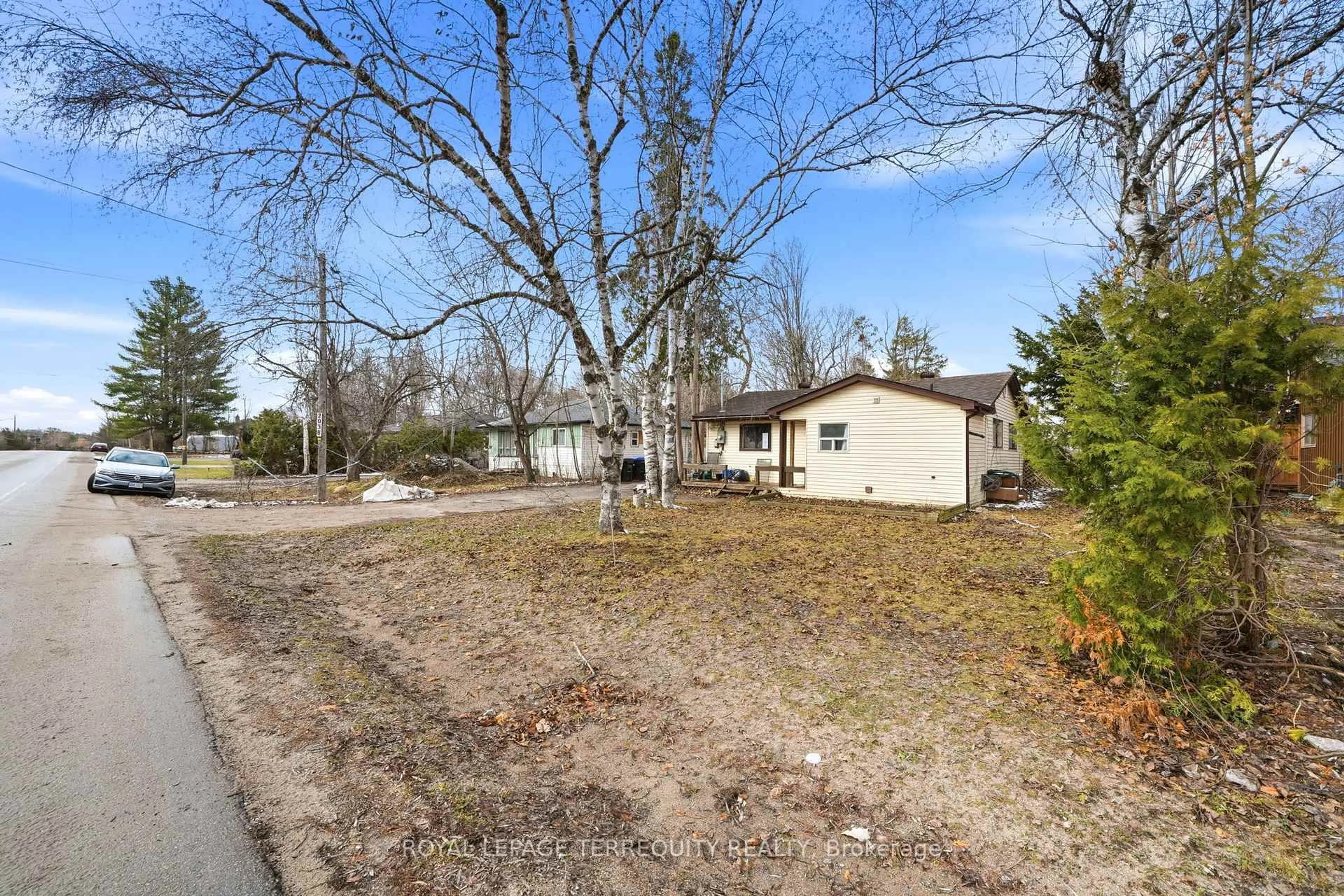 A pic from outside/outdoor area/front of a property/back of a property/a pic from drone, street for 2038 St Johns Rd, Innisfil Ontario L9S 1V4