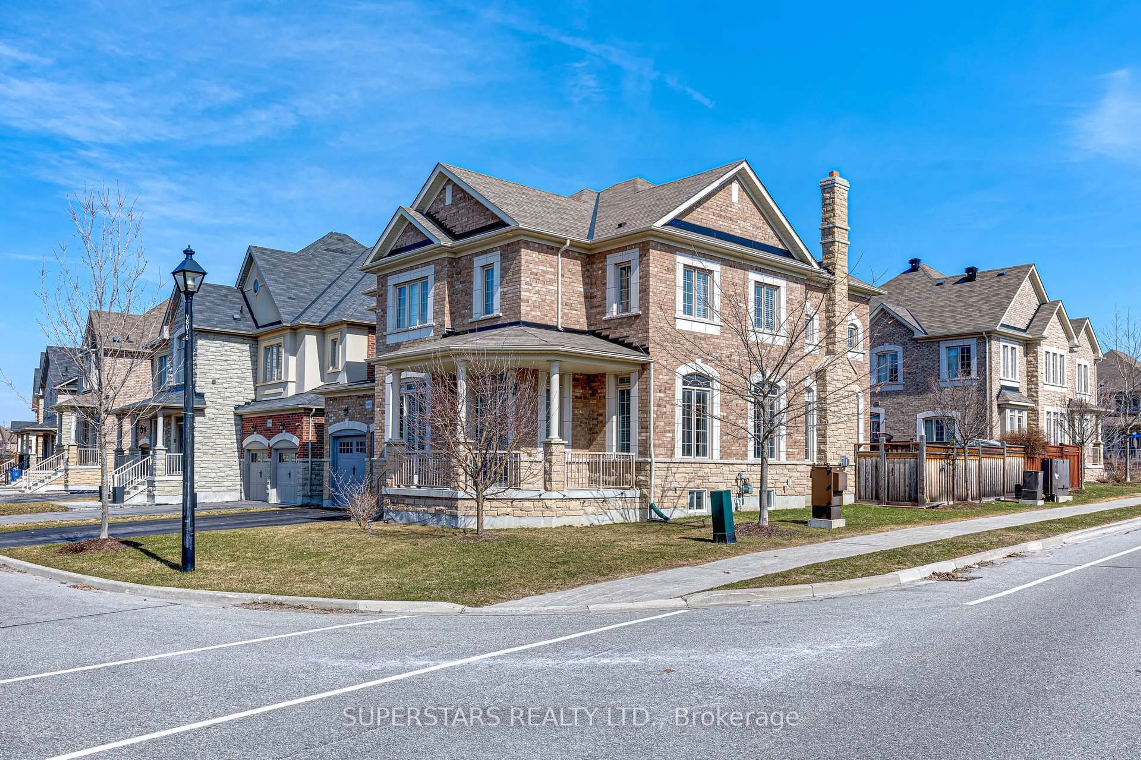 Home with brick exterior material, street for 1070 Wilbur Pipher Circ, Newmarket Ontario L3X 3H7