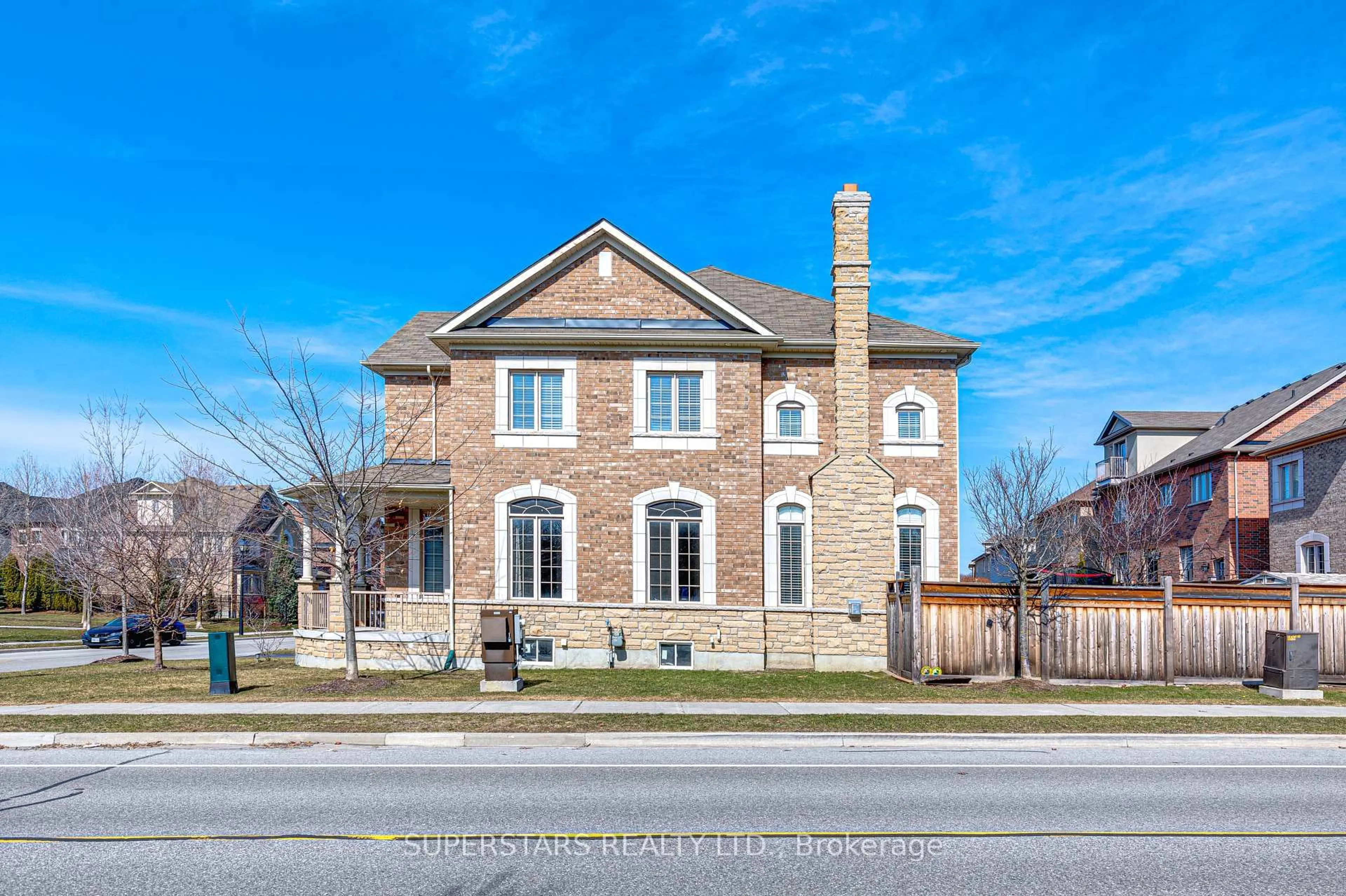 Home with brick exterior material, street for 1070 Wilbur Pipher Circ, Newmarket Ontario L3X 3H7