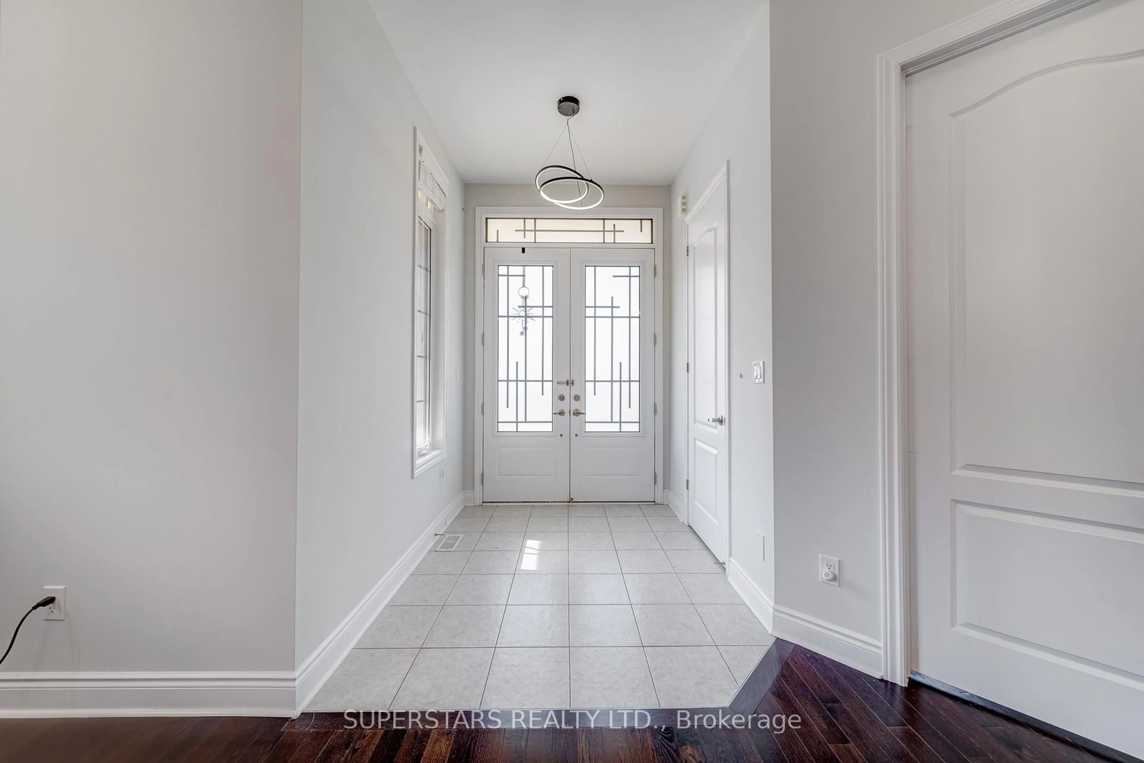 Indoor entryway for 1070 Wilbur Pipher Circ, Newmarket Ontario L3X 3H7