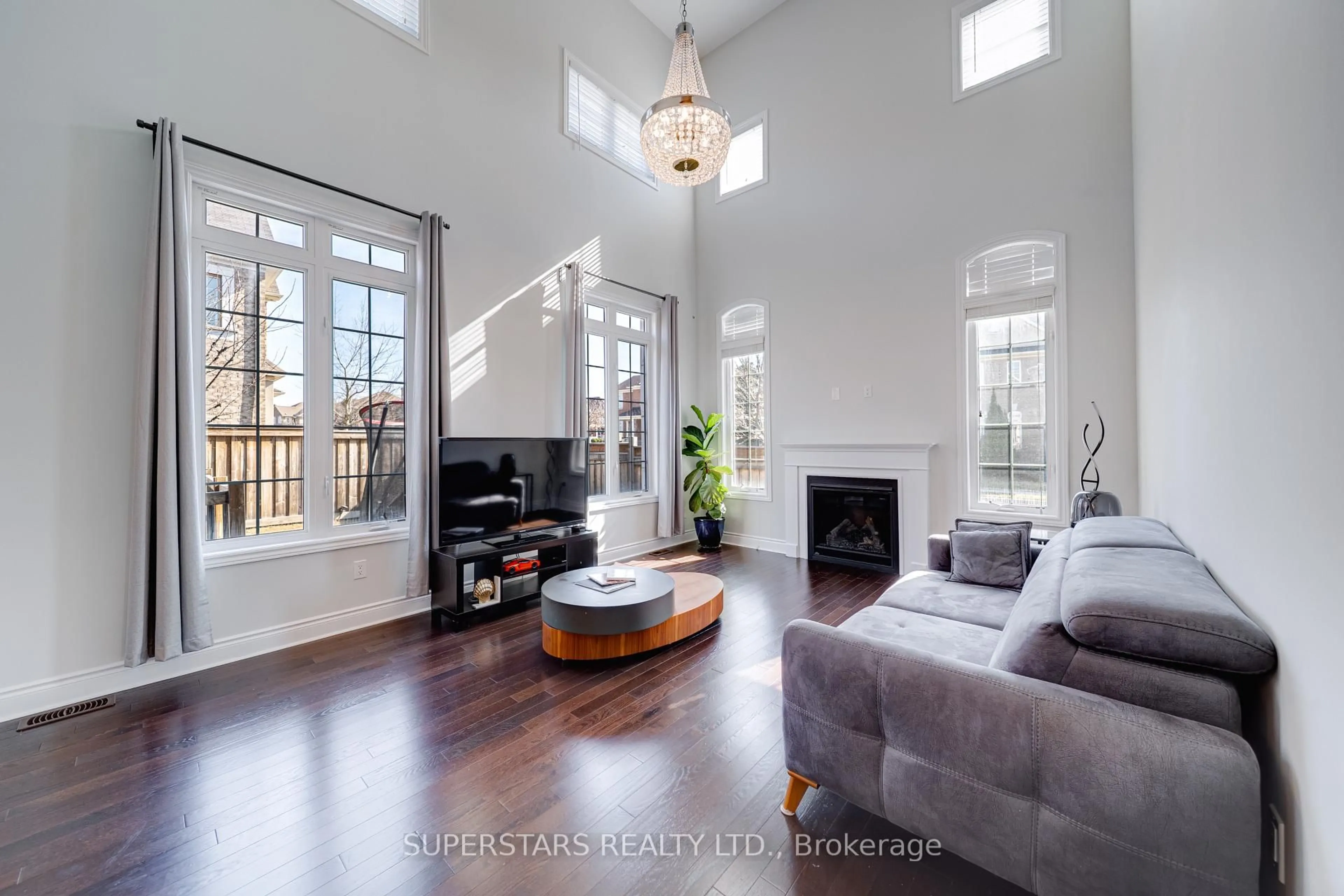 Living room with furniture, unknown for 1070 Wilbur Pipher Circ, Newmarket Ontario L3X 3H7