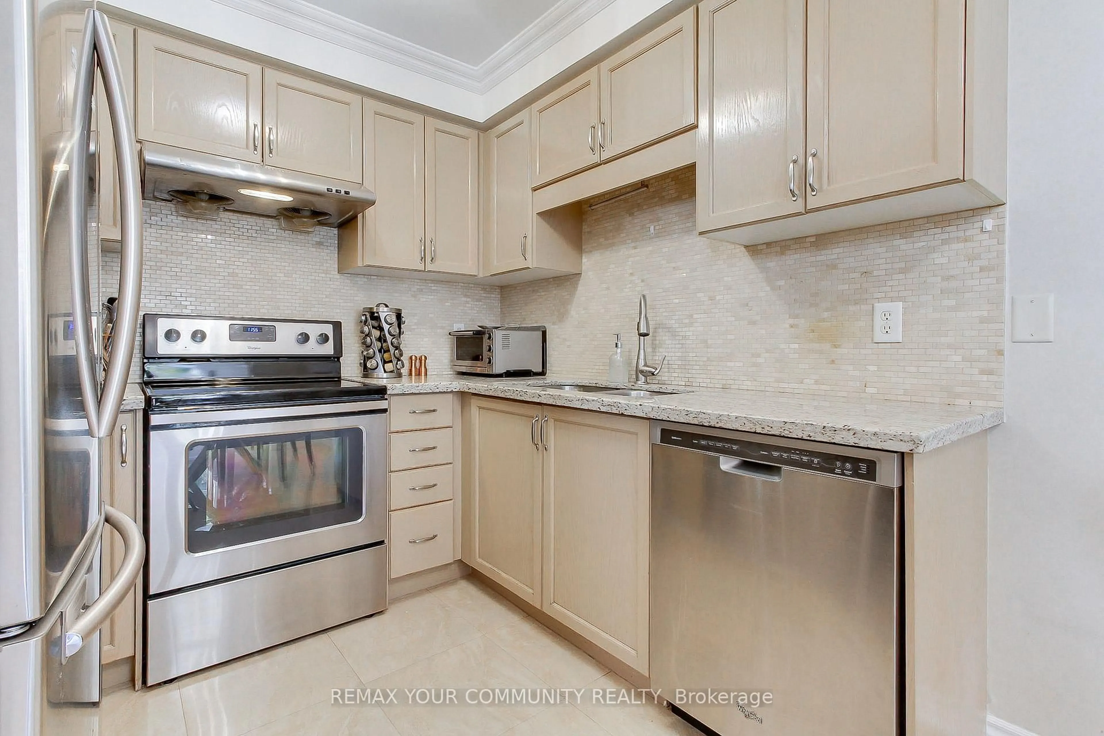 Standard kitchen, ceramic/tile floor for 45 Harmony Rd, Vaughan Ontario L4K 5G5