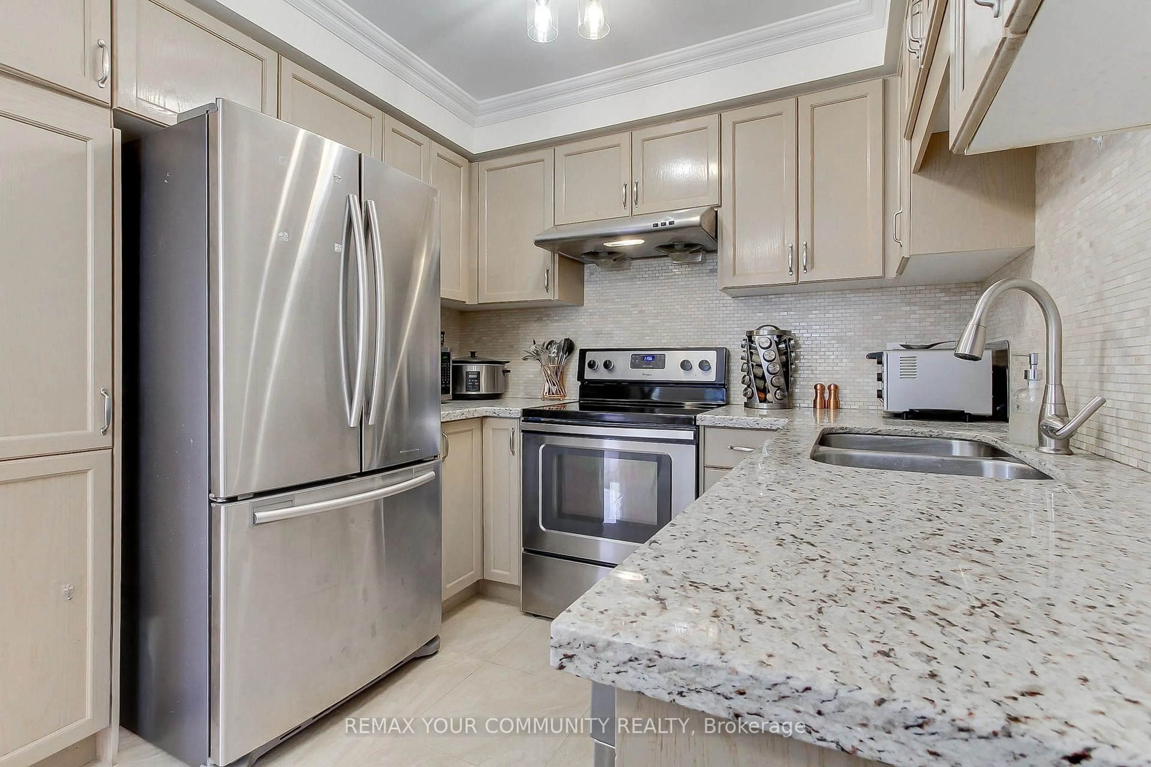 Standard kitchen, ceramic/tile floor for 45 Harmony Rd, Vaughan Ontario L4K 5G5