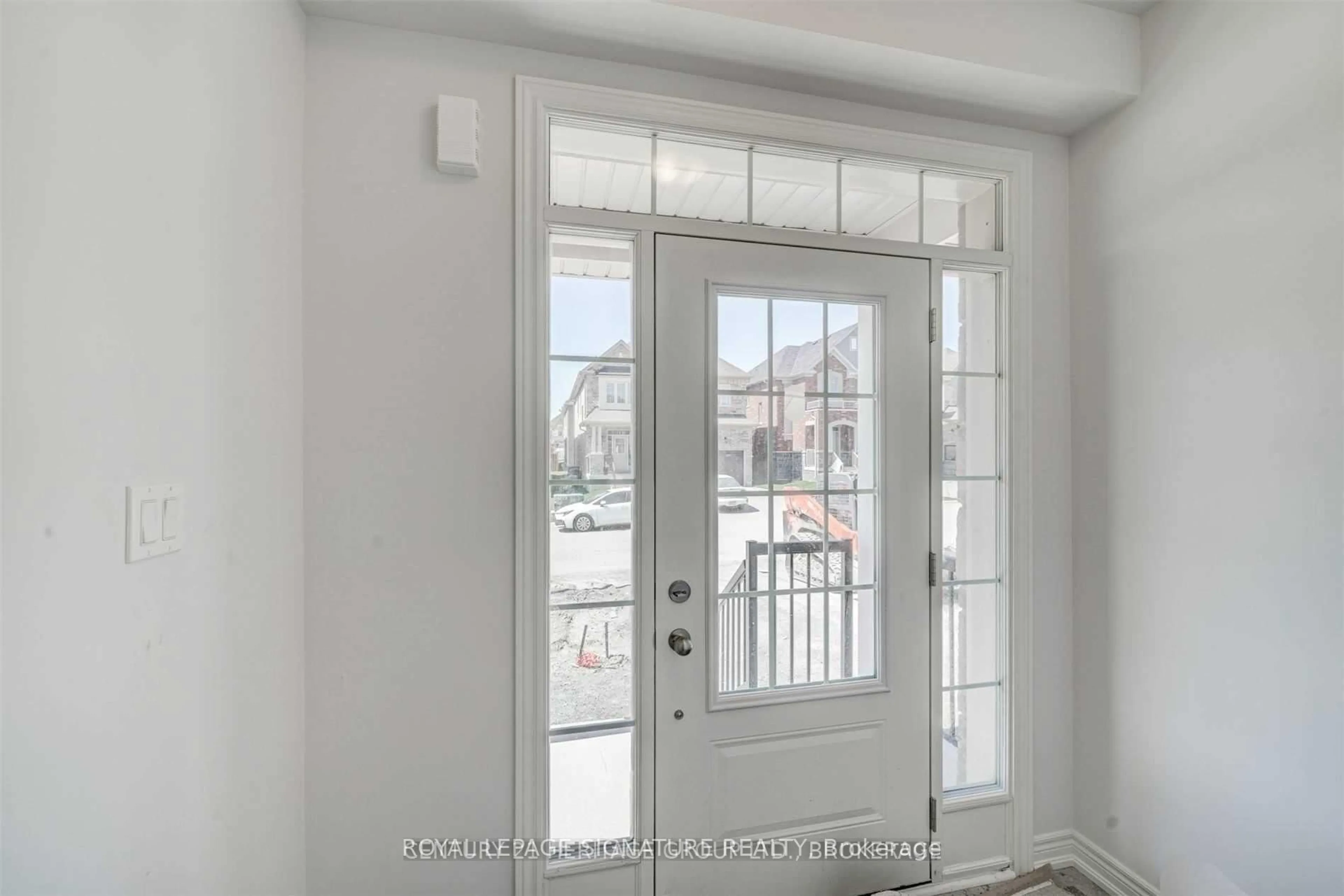 Indoor entryway for 5 Frederick Taylor Way, East Gwillimbury Ontario L0G 1M0