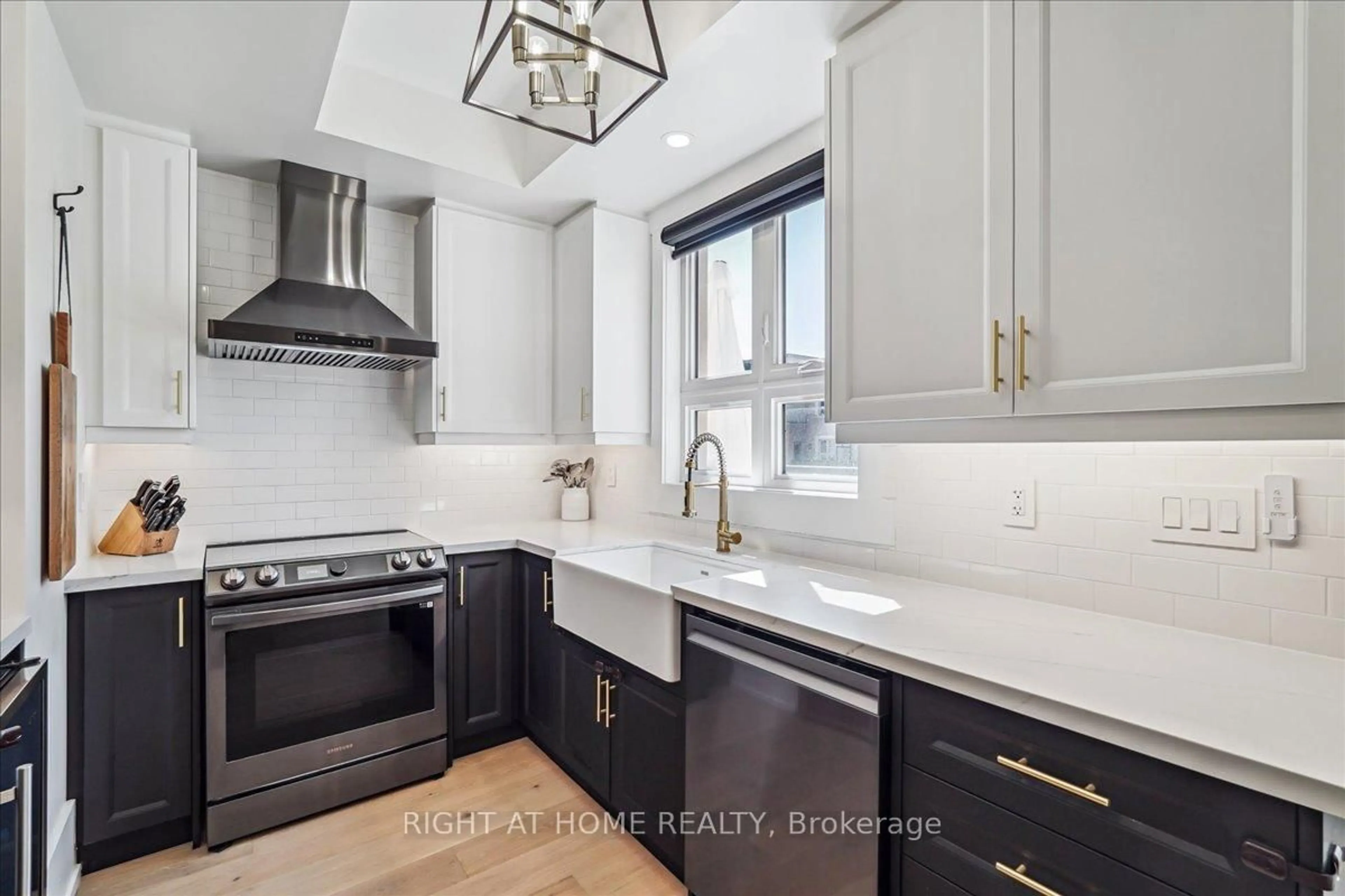 Open concept kitchen, ceramic/tile floor for 105 Kayla Cres #14, Vaughan Ontario L6A 4W3