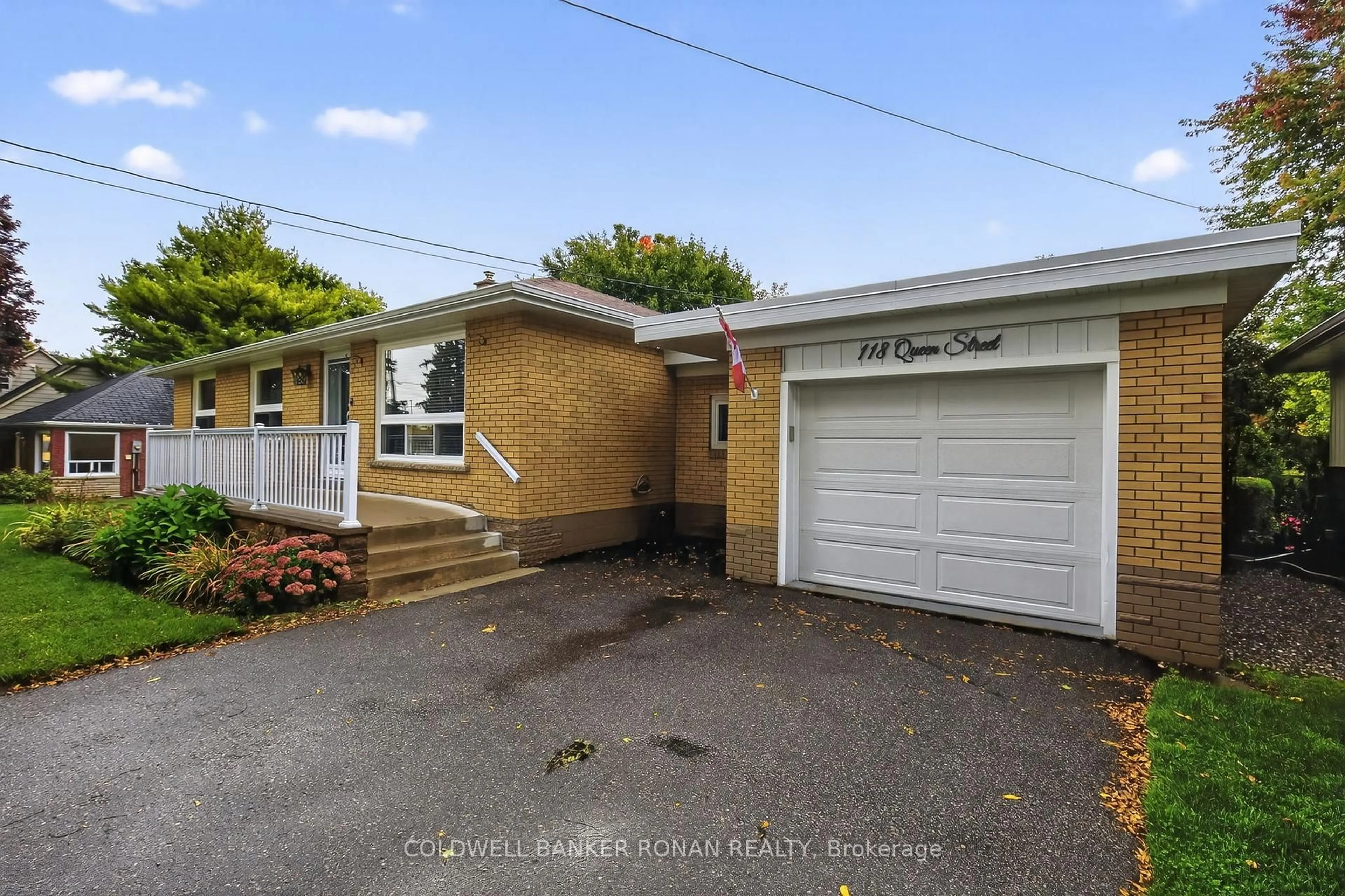 A pic from outside/outdoor area/front of a property/back of a property/a pic from drone, street for 118 Queen St, Bradford West Gwillimbury Ontario L3Z 1L3