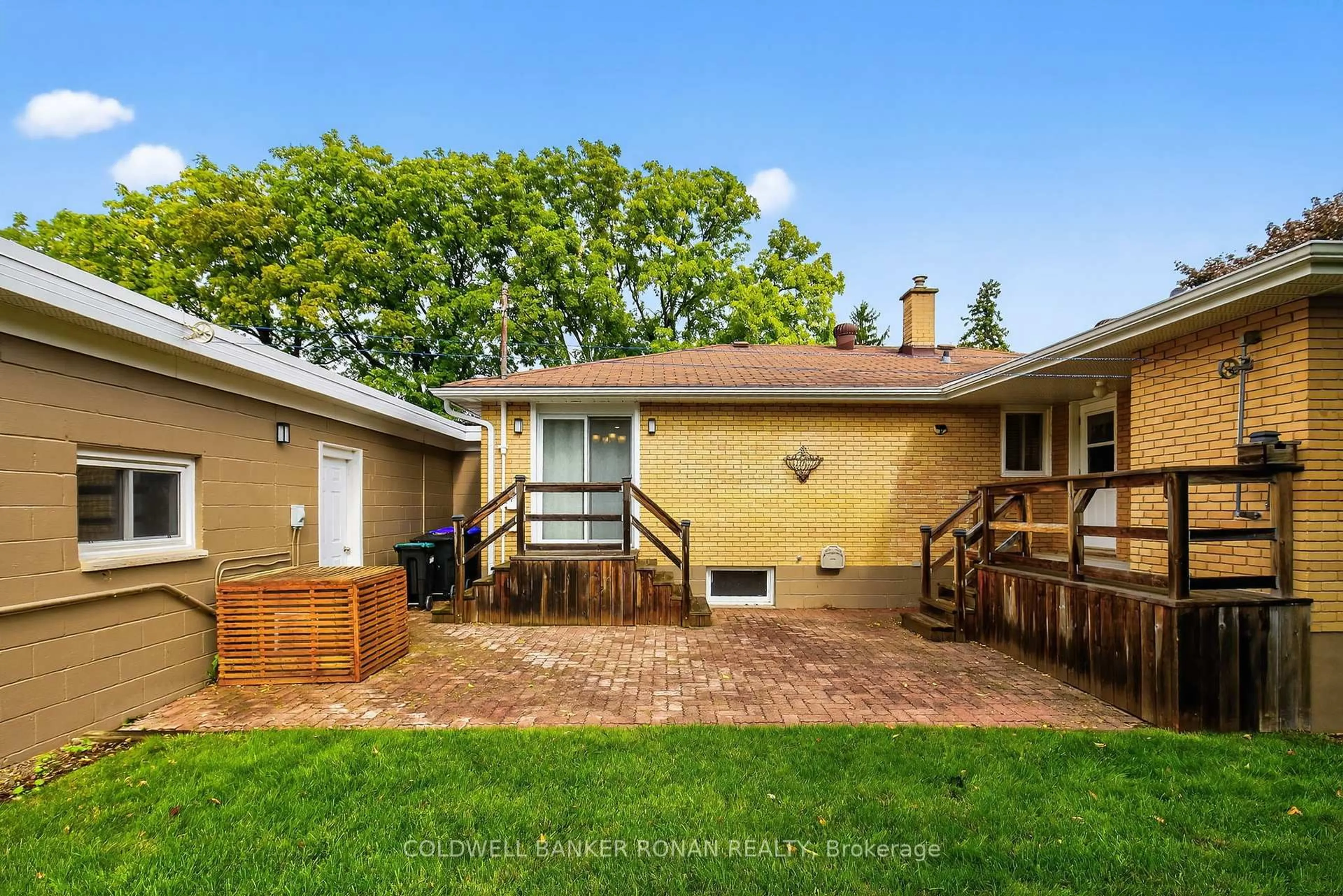 Patio, street for 118 Queen St, Bradford West Gwillimbury Ontario L3Z 1L3