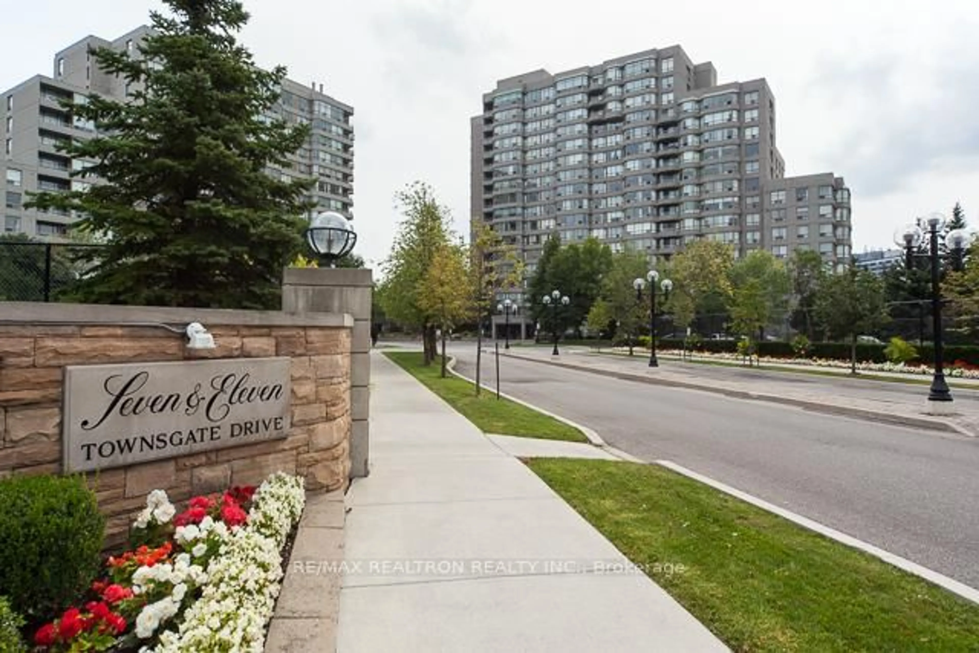 Indoor foyer for 11 Townsgate Dr ##107, Vaughan Ontario L4J 8G4