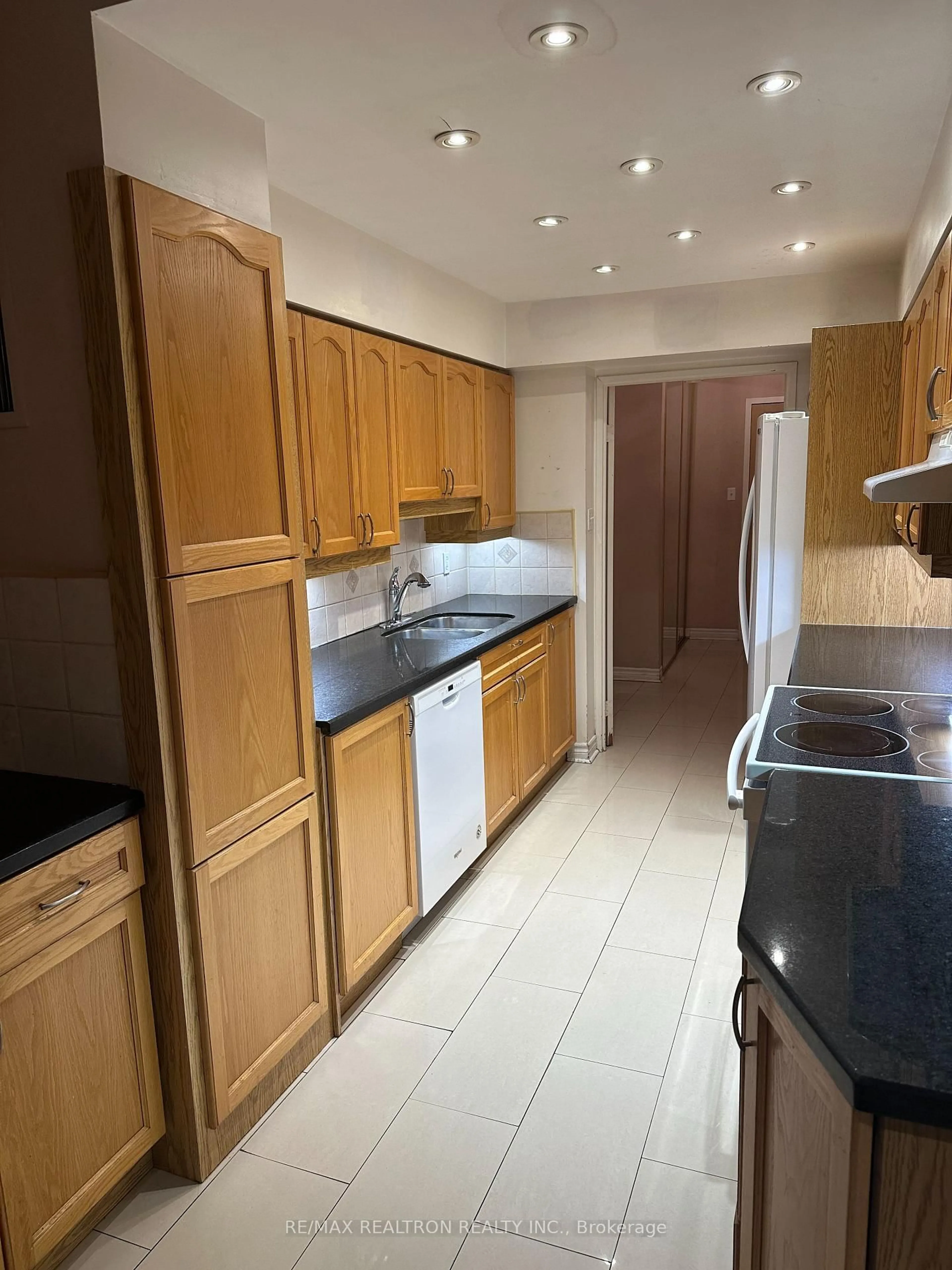 Standard kitchen, unknown for 11 Townsgate Dr ##107, Vaughan Ontario L4J 8G4