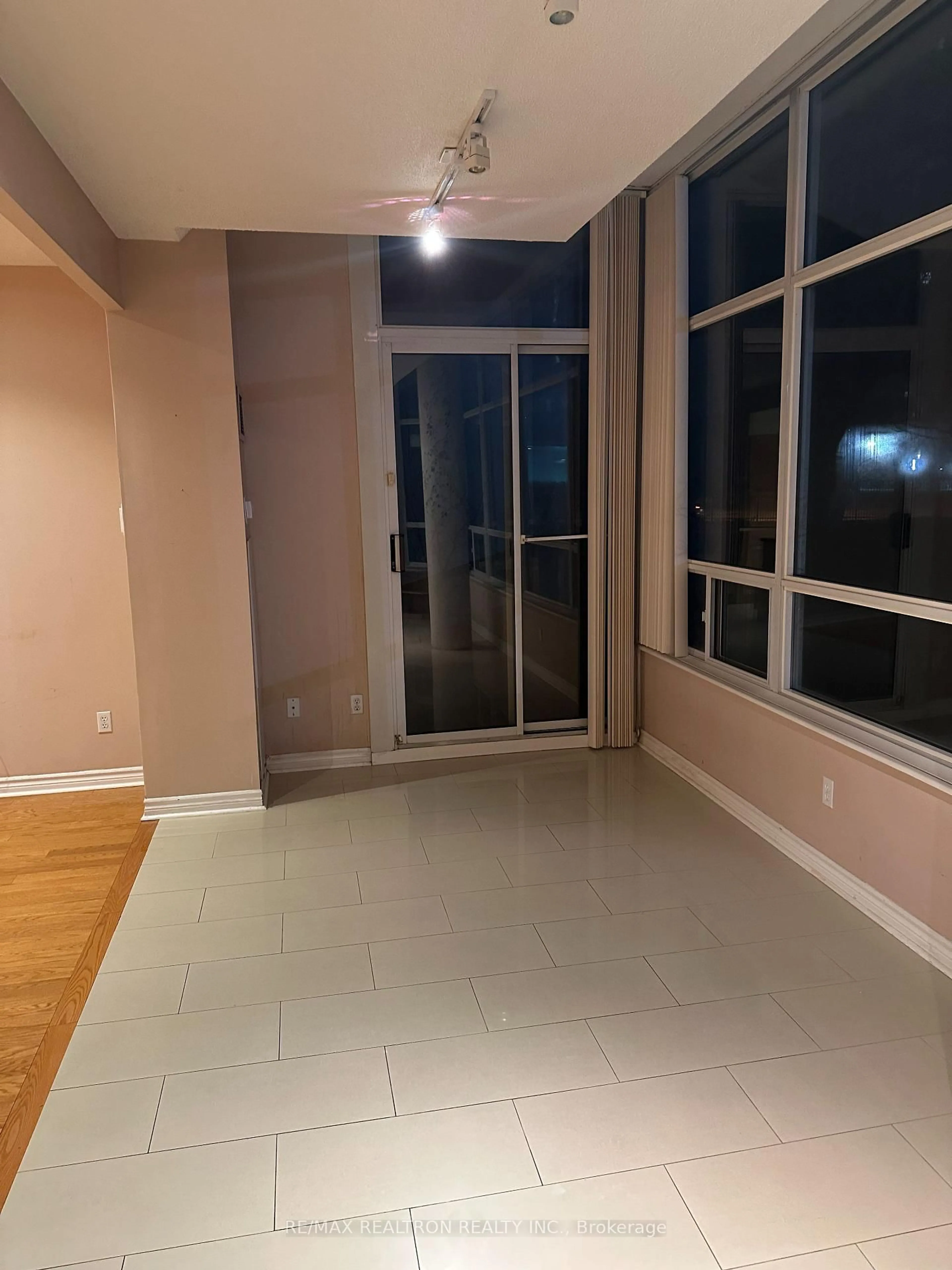 A pic of a room for 11 Townsgate Dr ##107, Vaughan Ontario L4J 8G4