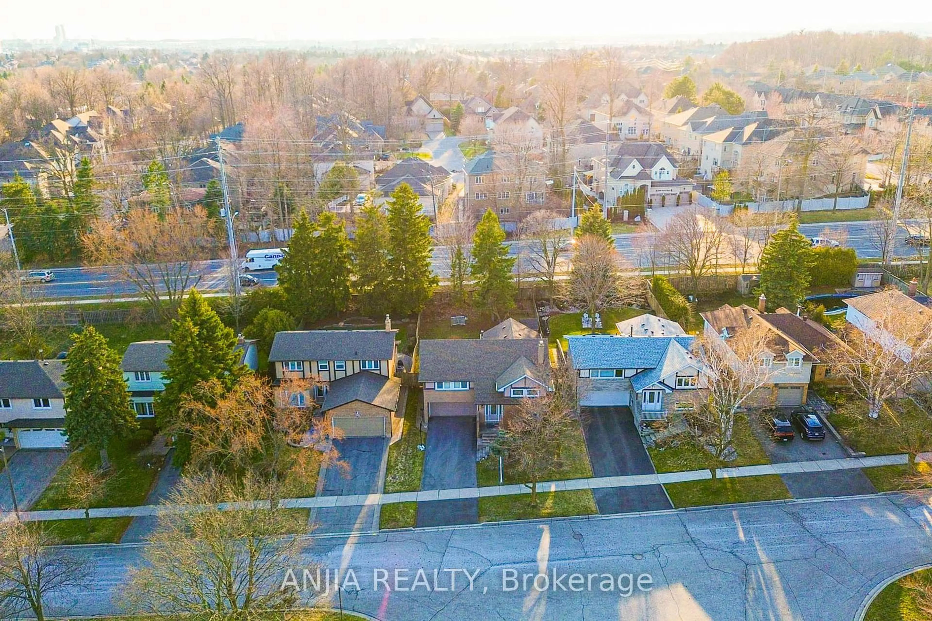 A pic from outside/outdoor area/front of a property/back of a property/a pic from drone, street for 70 Briarwood Rd, Markham Ontario L3R 2X3