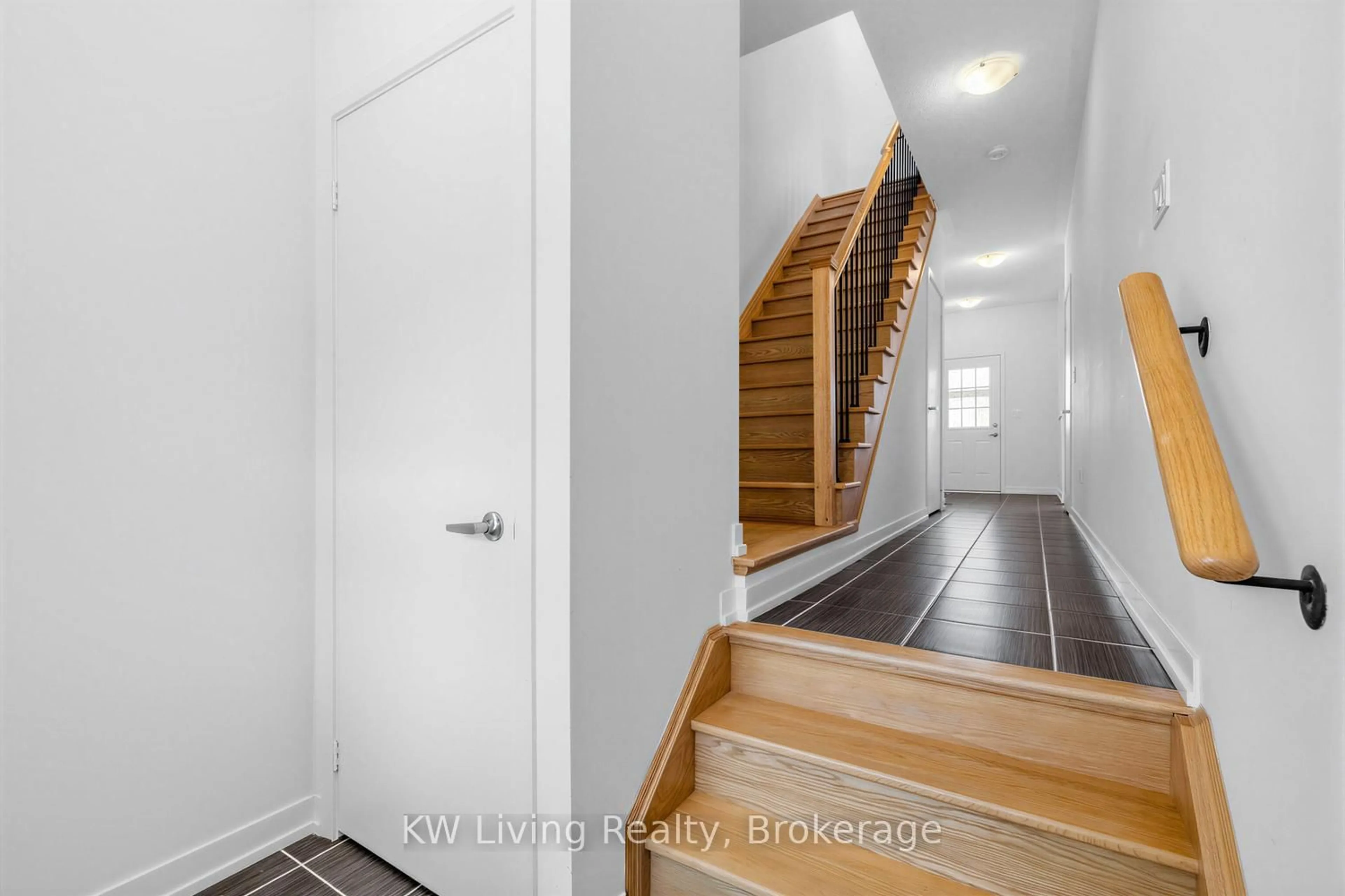 Indoor entryway for 225 Harding Park St, Newmarket Ontario L3Y 0E3