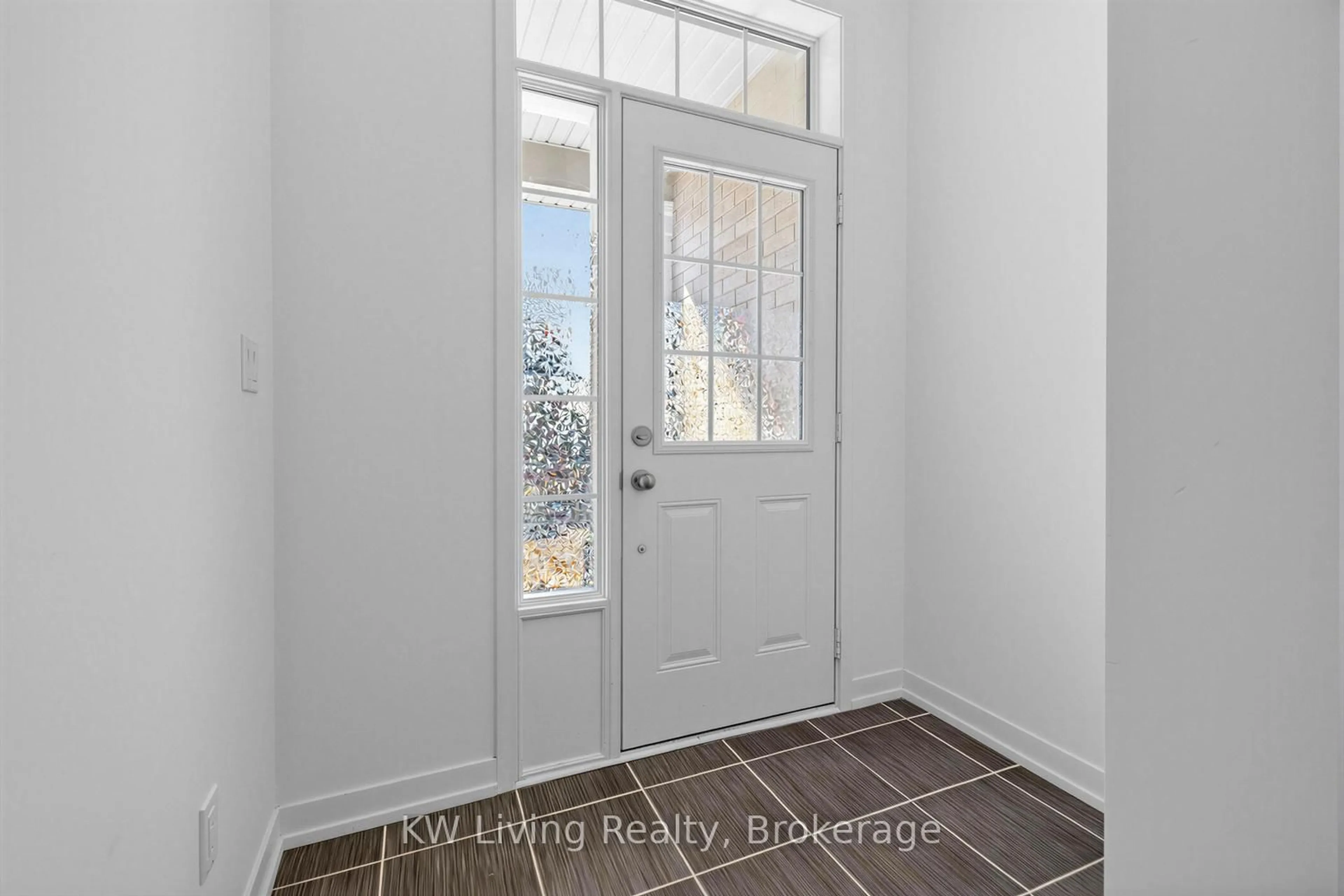 Indoor entryway for 225 Harding Park St, Newmarket Ontario L3Y 0E3