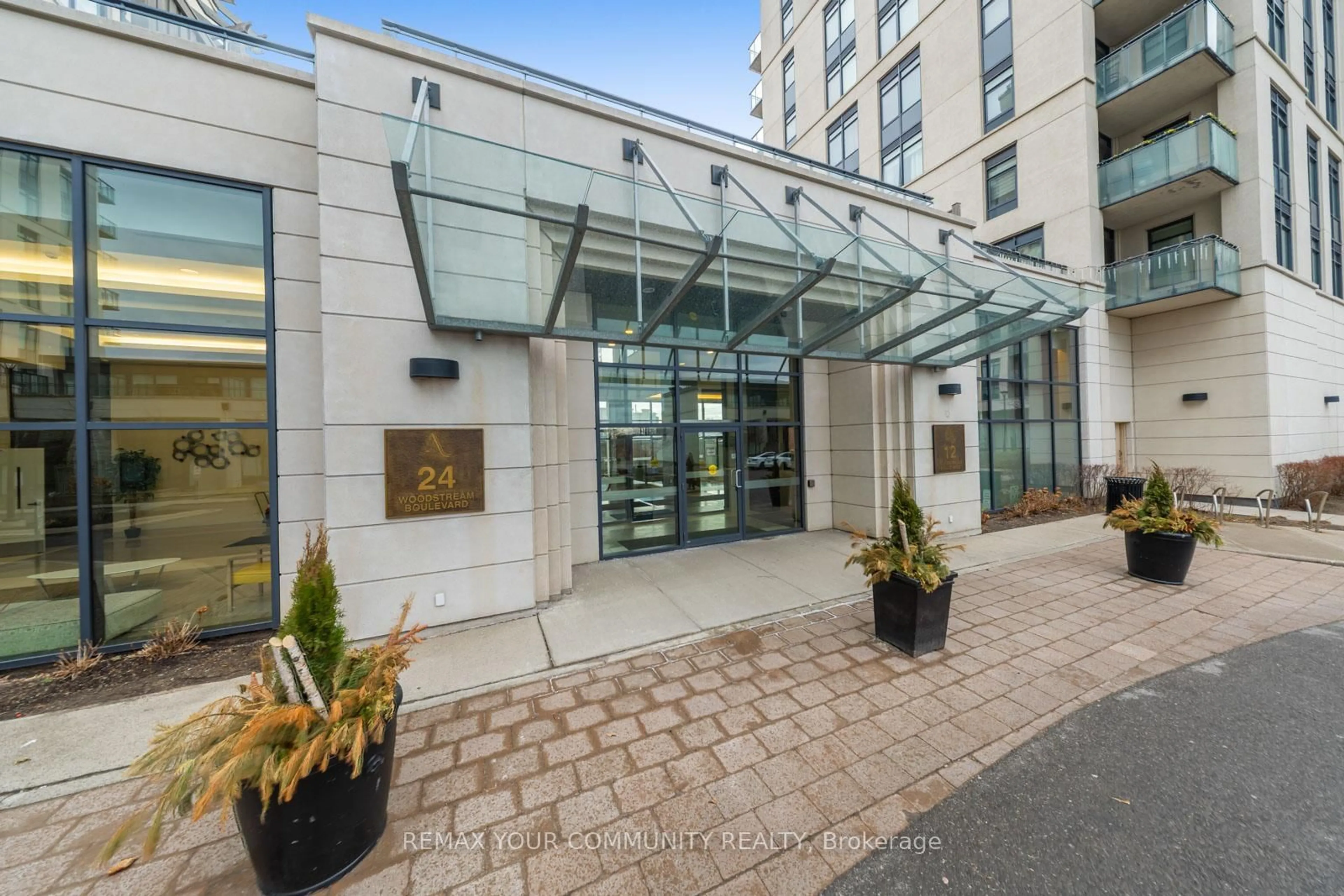 Indoor foyer for 24 Woodstream Blvd #315, Vaughan Ontario L4L 8C4