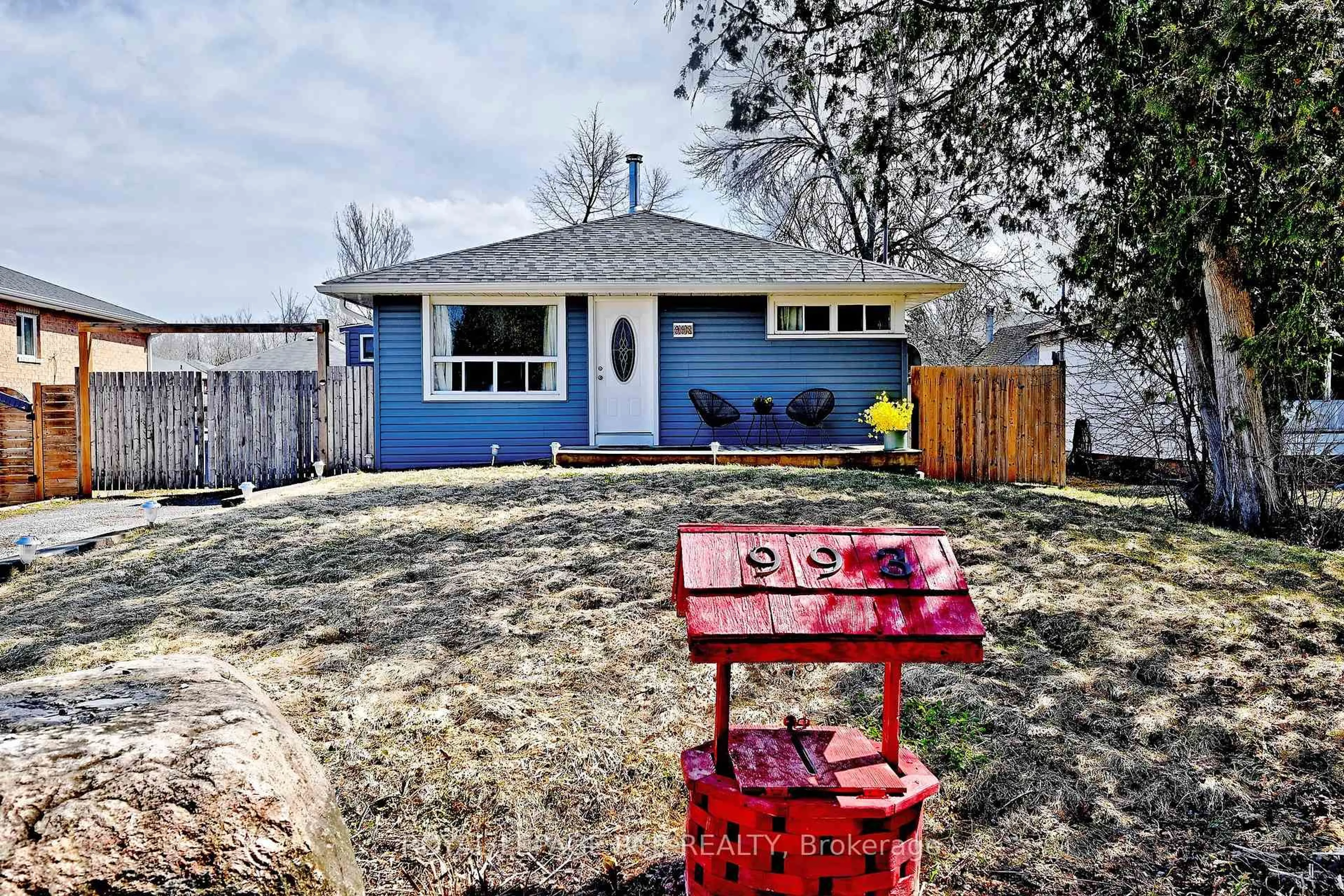 A pic from outside/outdoor area/front of a property/back of a property/a pic from drone, street for 993 Barton Ave, Georgina Ontario L4P 3E9