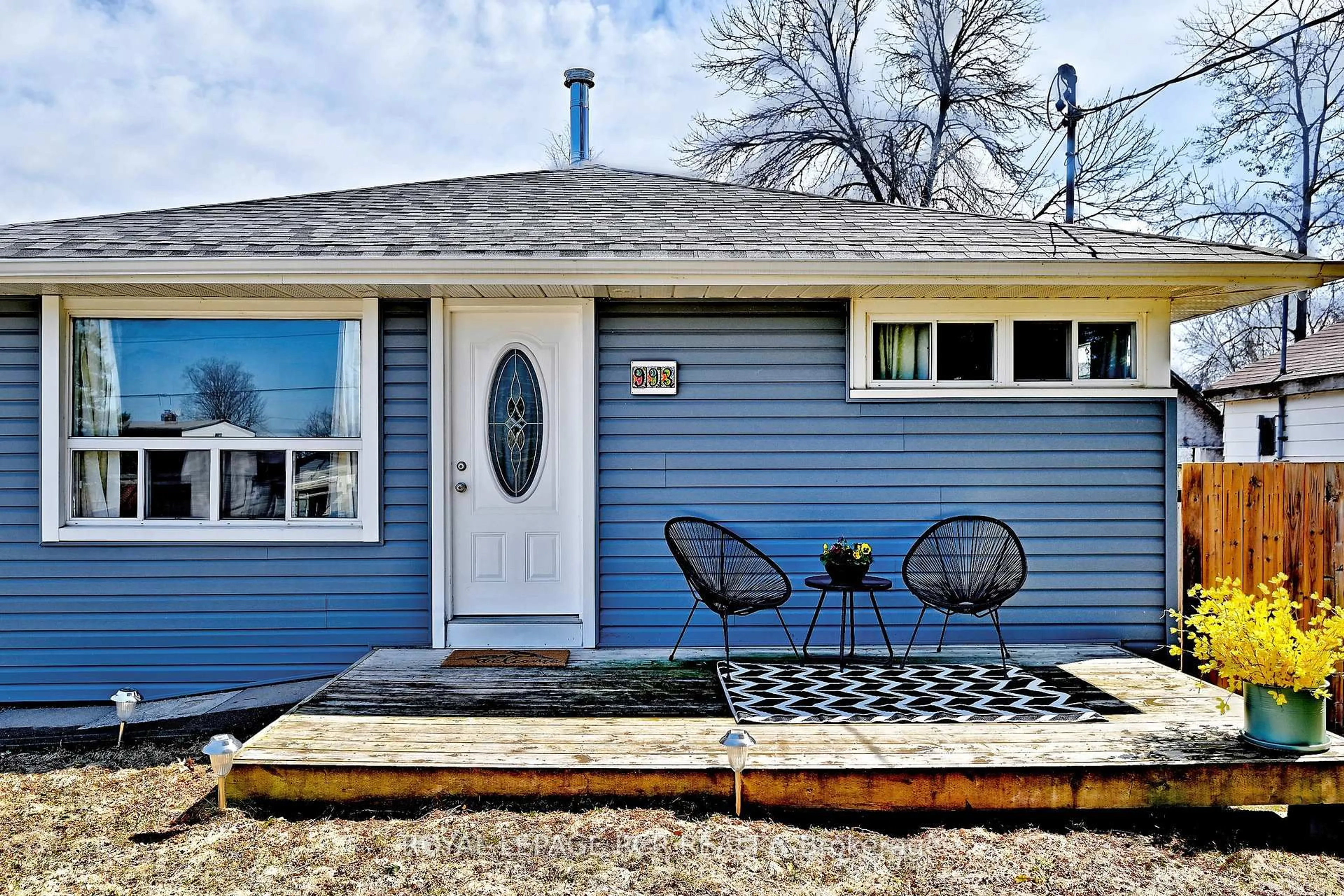 Home with vinyl exterior material, street for 993 Barton Ave, Georgina Ontario L4P 3E9