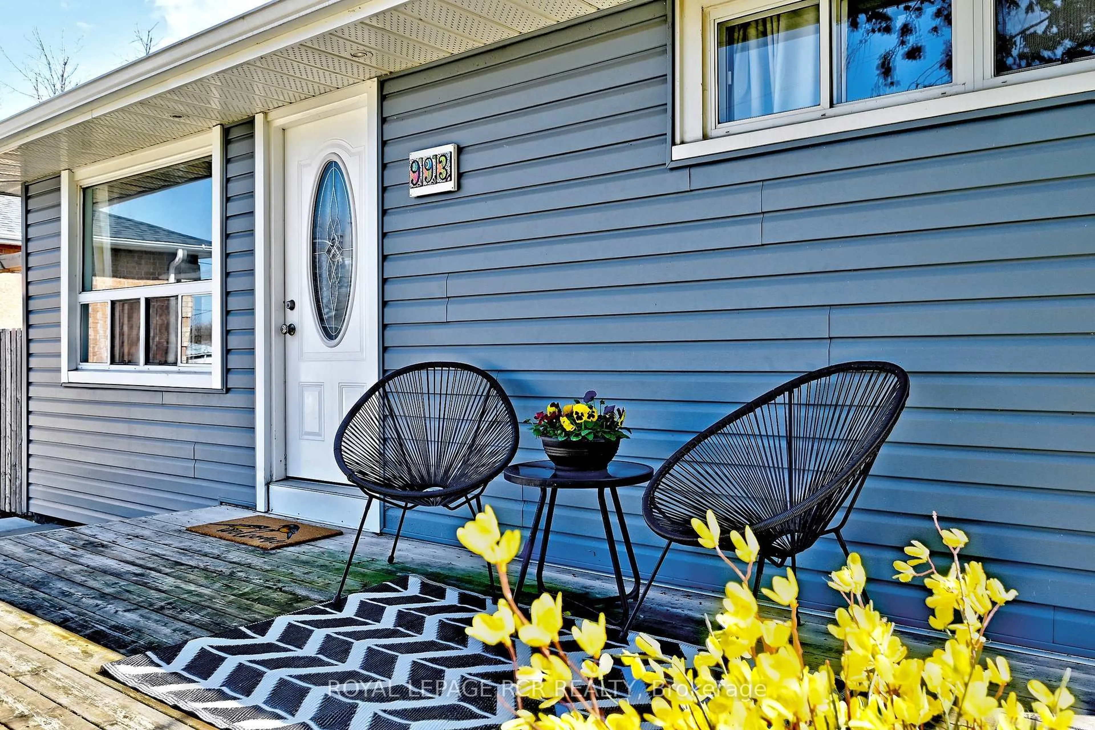 Patio, street for 993 Barton Ave, Georgina Ontario L4P 3E9