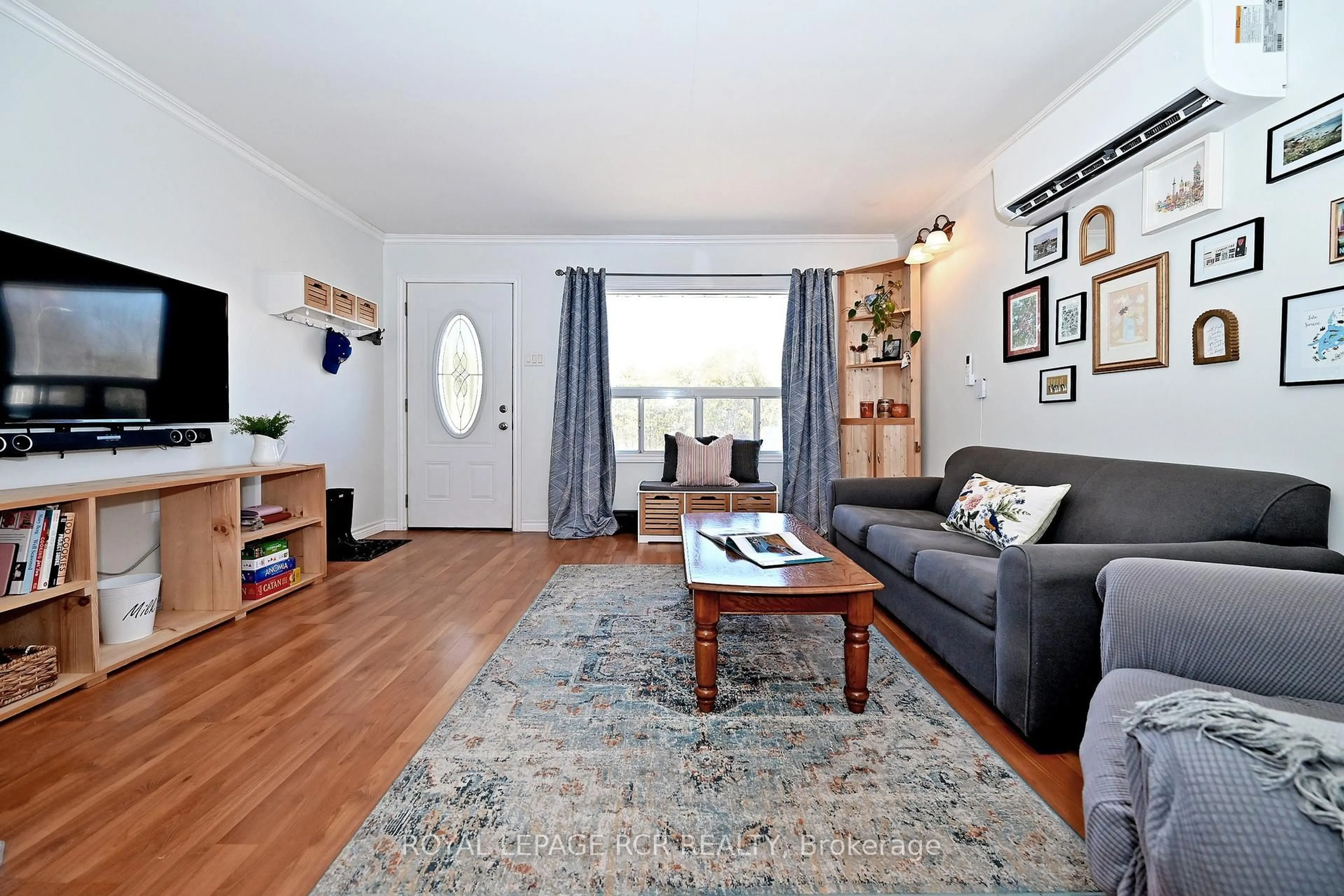 Living room with furniture, wood/laminate floor for 993 Barton Ave, Georgina Ontario L4P 3E9