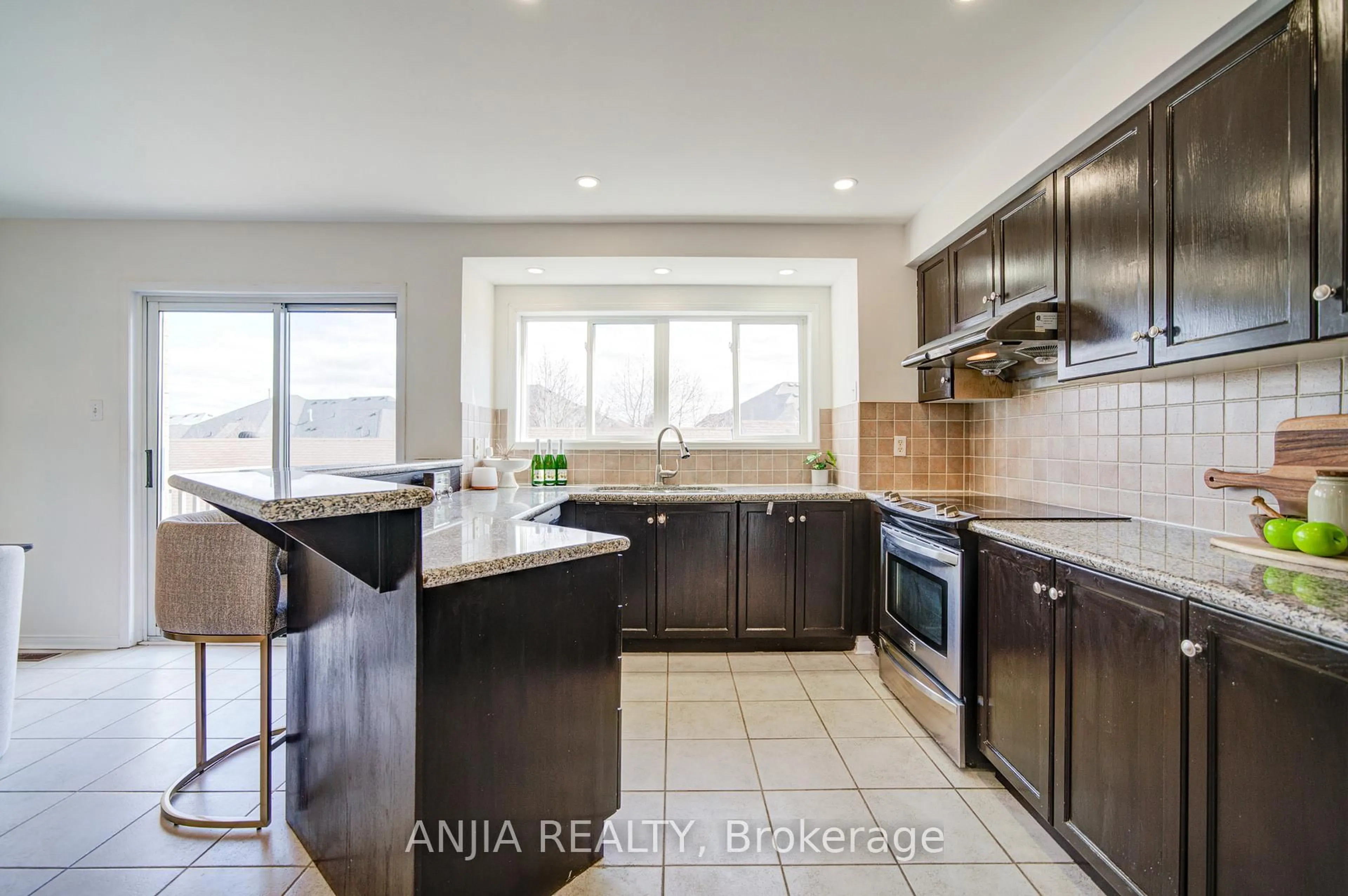 Open concept kitchen, ceramic/tile floor for 195 Shirley Dr, Richmond Hill Ontario L4S 1T3