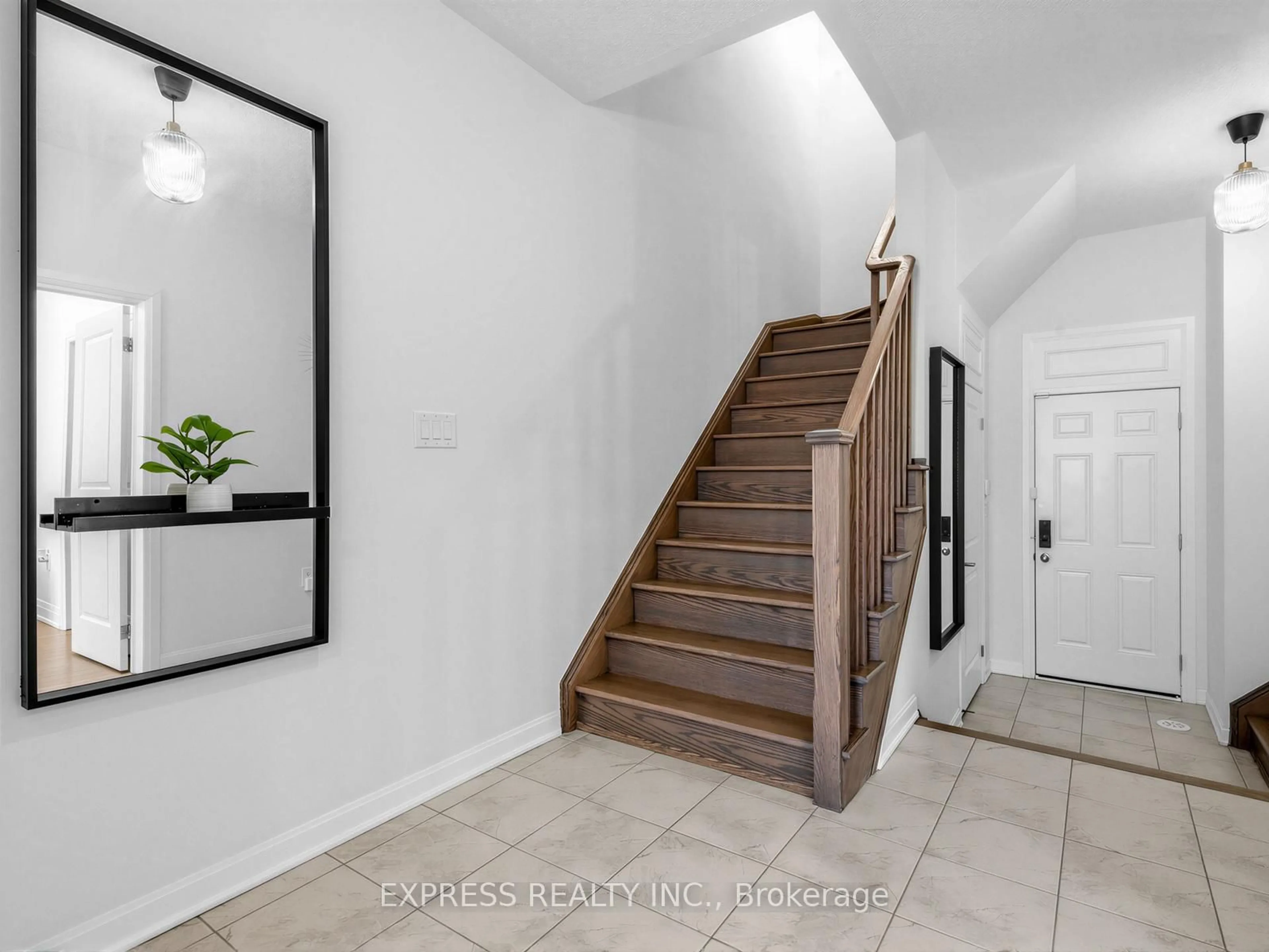 Indoor entryway for 85 Casely Ave, Richmond Hill Ontario L4S 0K7