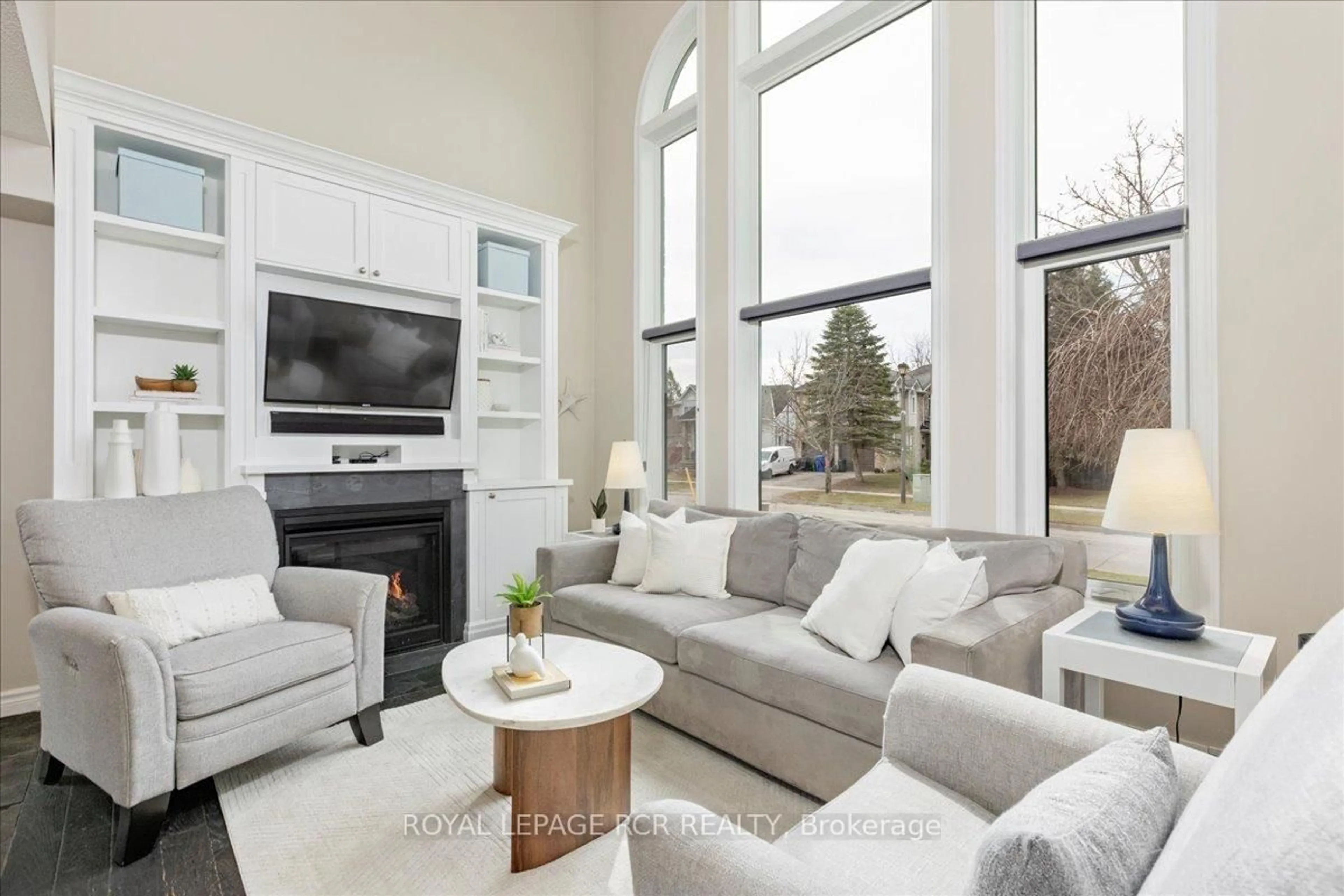 Living room with furniture, unknown for 2 Royal Amber Cres, East Gwillimbury Ontario L0G 1M0