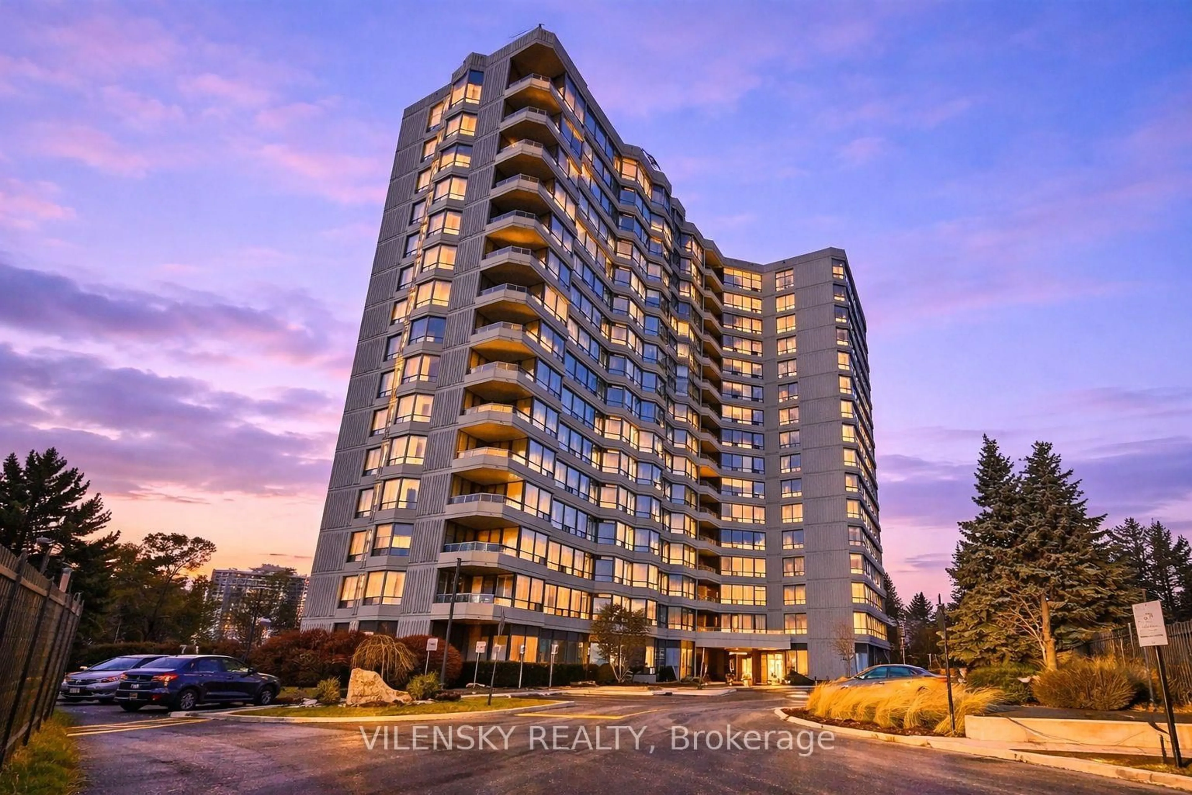 A pic from outside/outdoor area/front of a property/back of a property/a pic from drone, building for 7460 Bathurst St #214, Vaughan Ontario L4J 7K9