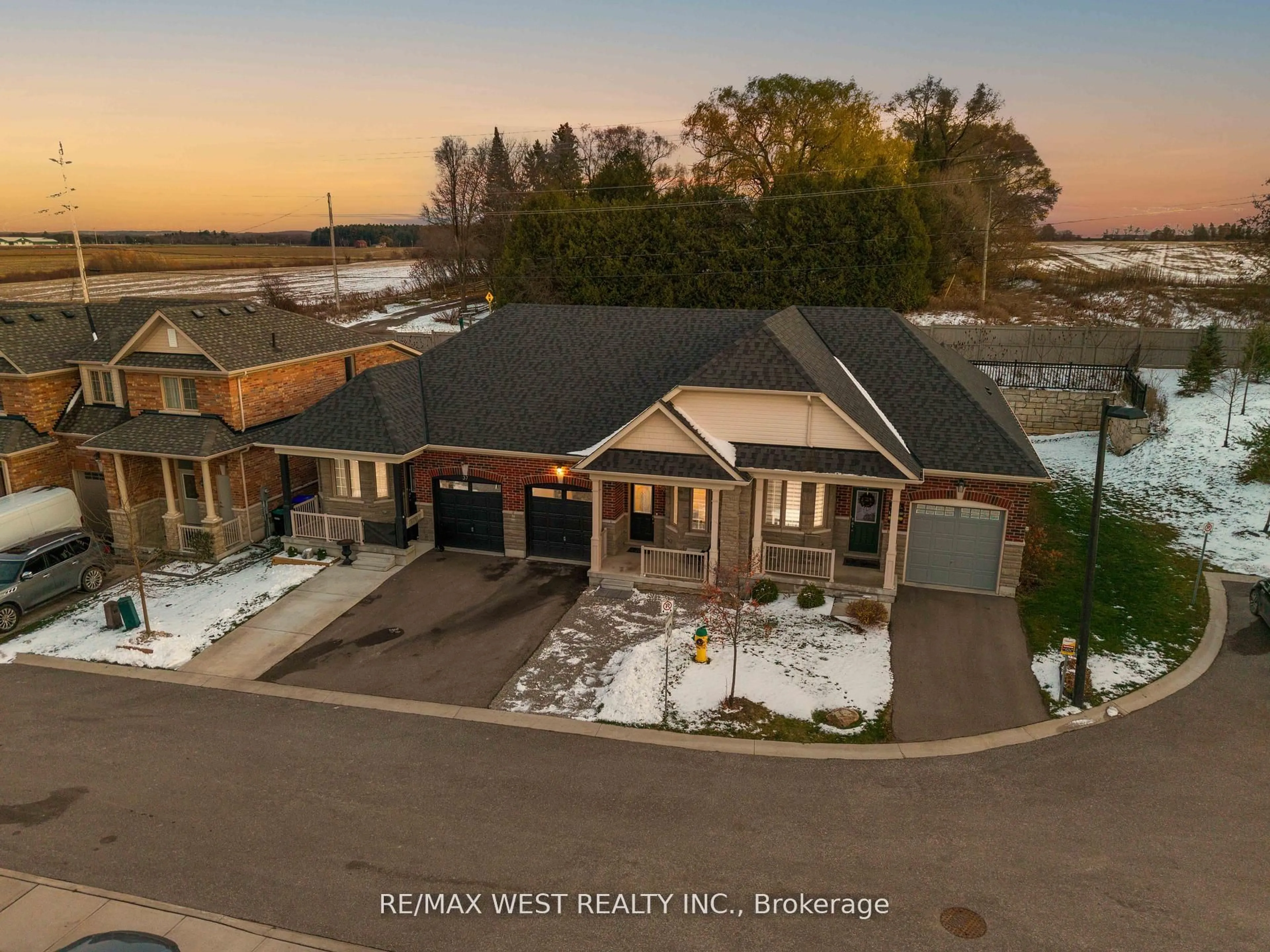 A pic from outside/outdoor area/front of a property/back of a property/a pic from drone, water/lake/river/ocean view for 39 Gilroy Crt, New Tecumseth Ontario L9R 0K8