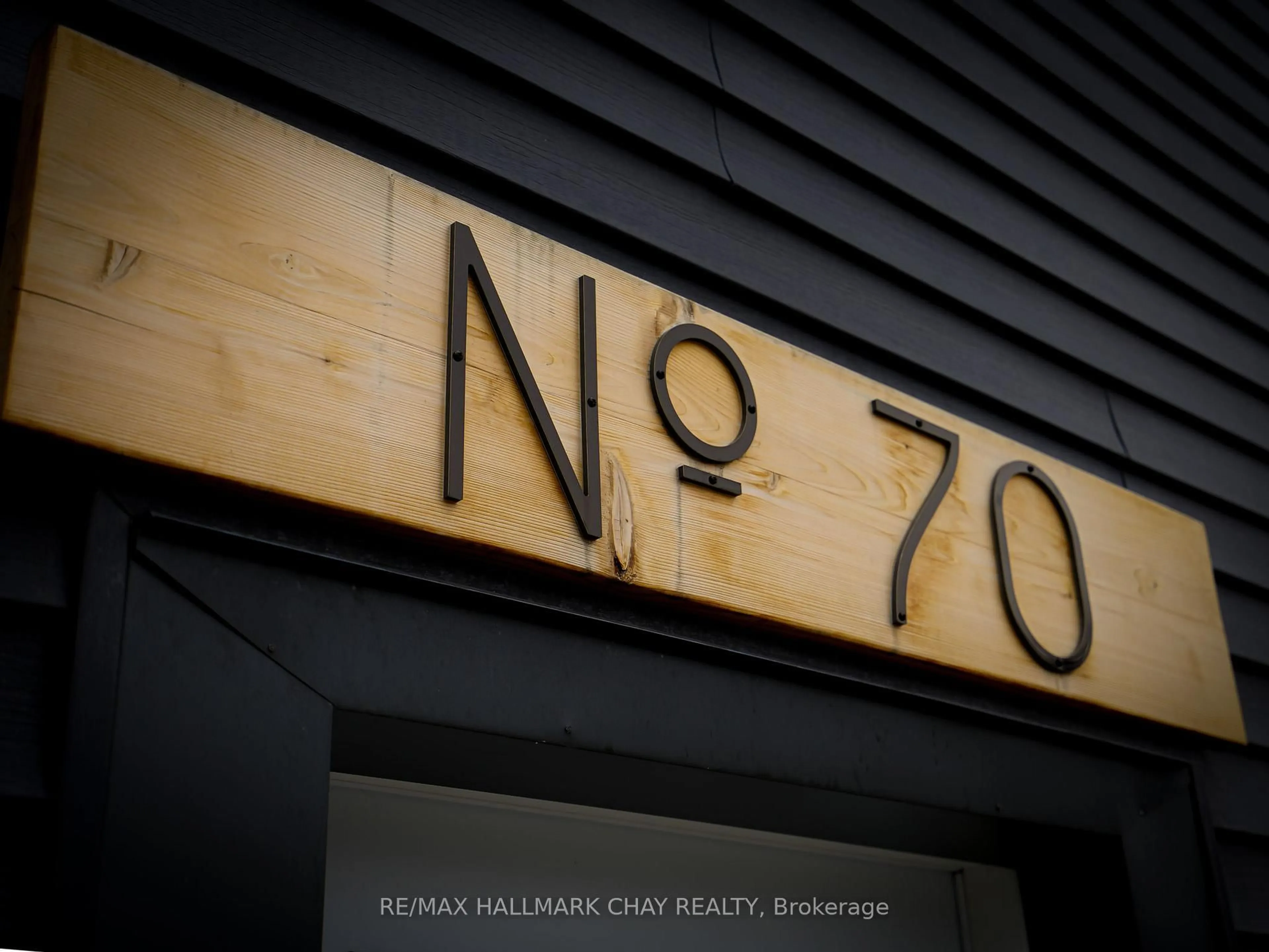 Indoor entryway for 70 Church St, New Tecumseth Ontario L9R 1S7