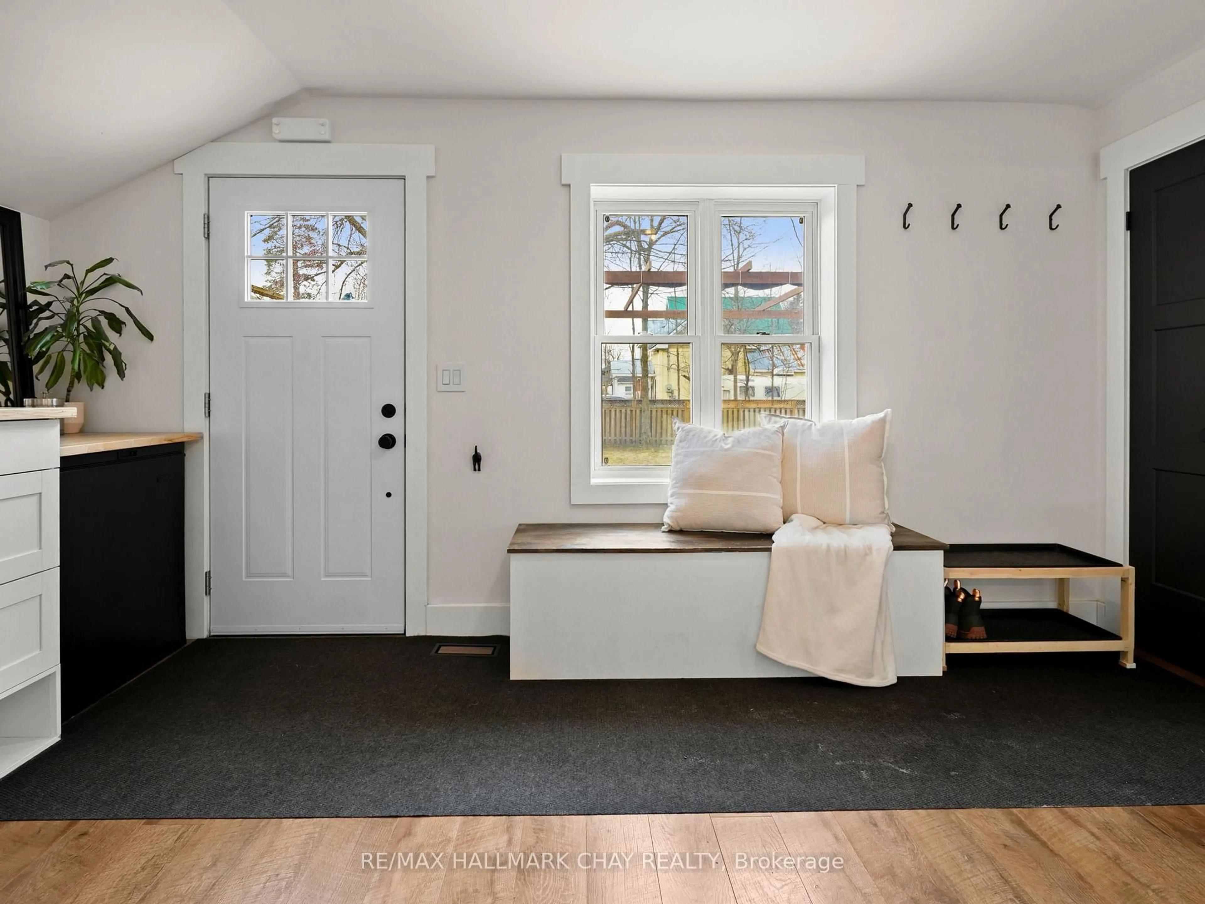 Indoor entryway for 70 Church St, New Tecumseth Ontario L9R 1S7