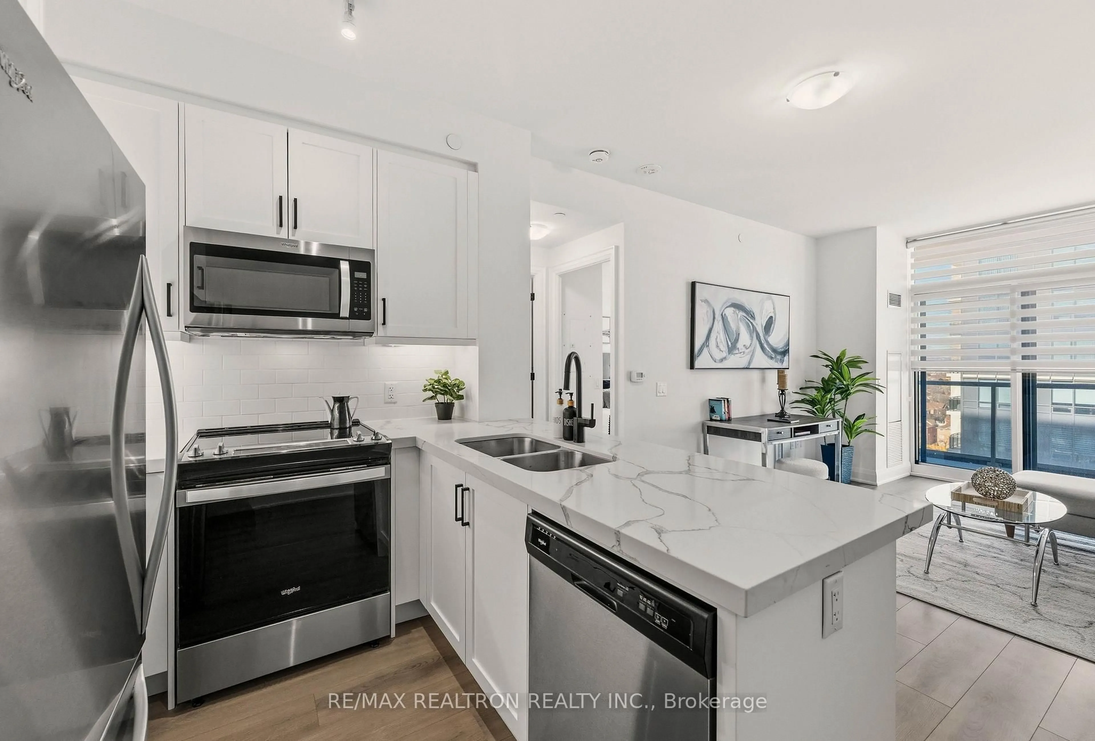 Open concept kitchen, ceramic/tile floor for 20 Gatineau Dr #1301, Vaughan Ontario L4J 0L3