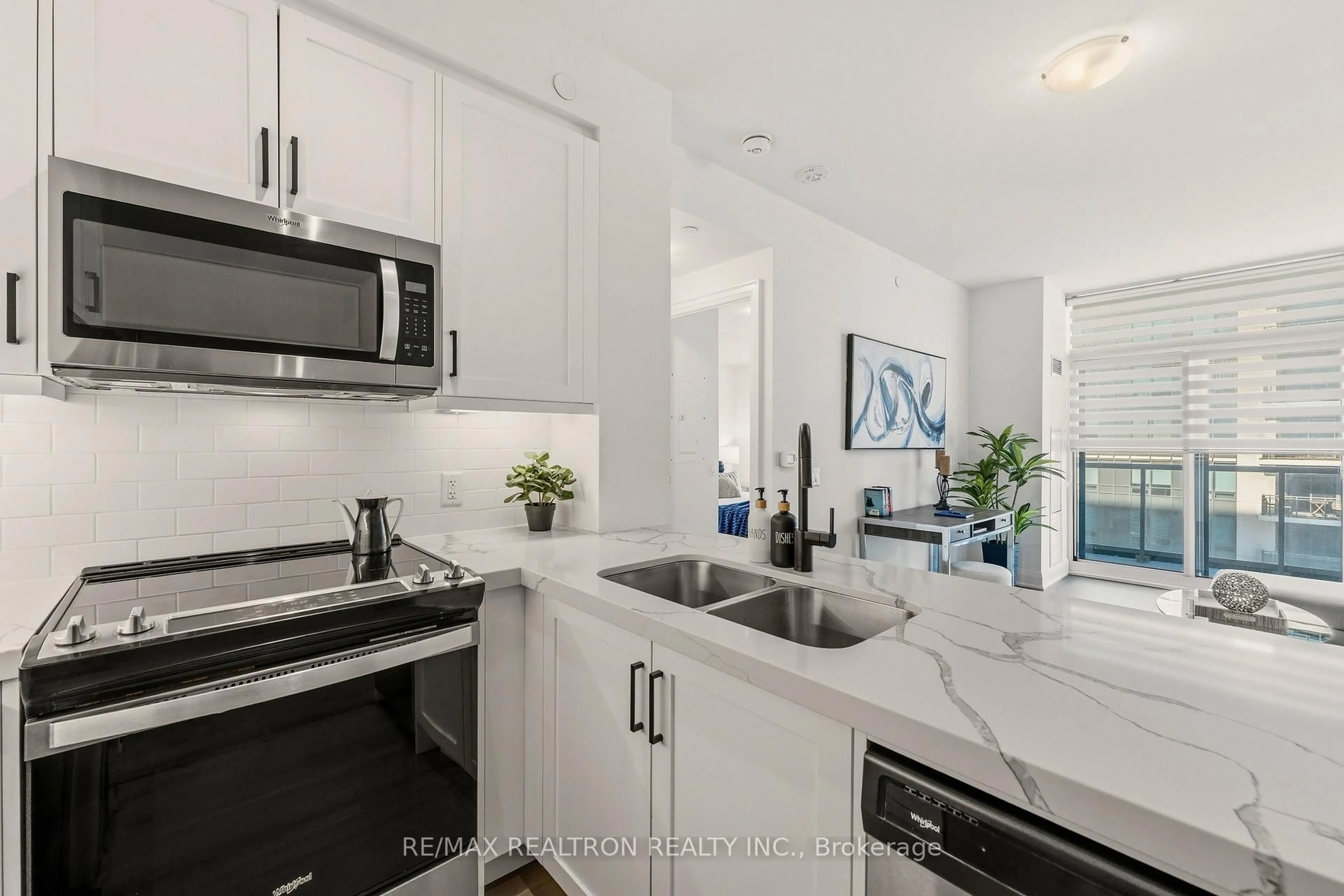 Open concept kitchen, ceramic/tile floor for 20 Gatineau Dr #1301, Vaughan Ontario L4J 0L3