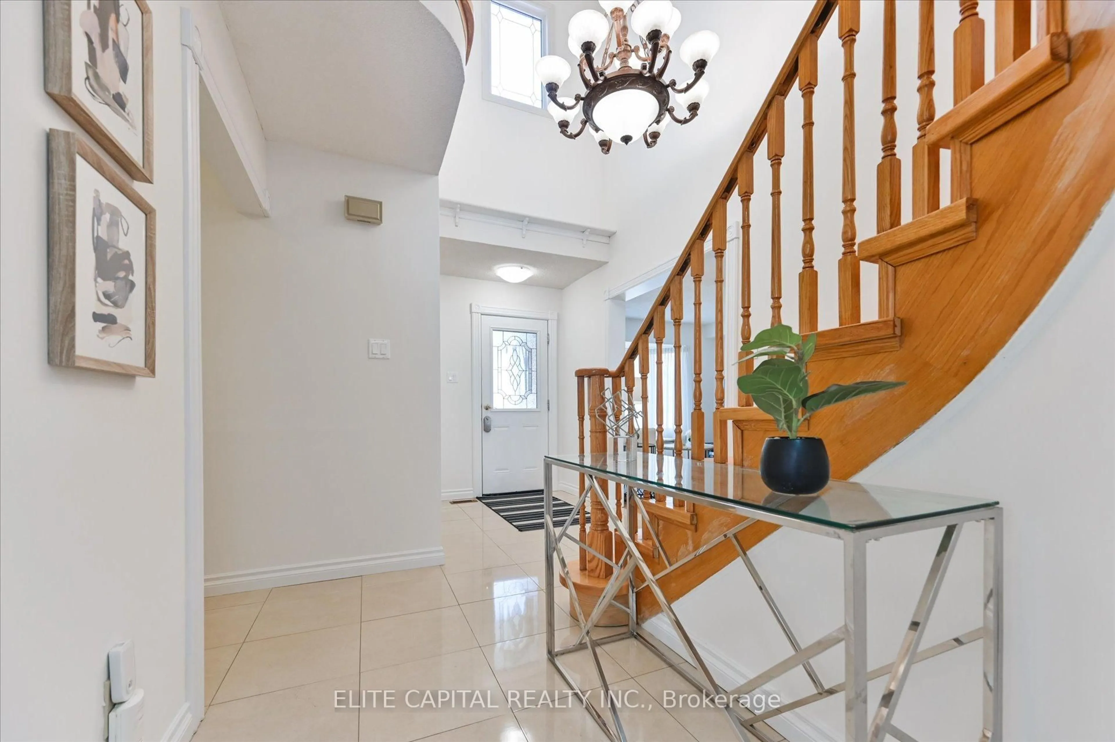 Indoor foyer for 54 BAUER Cres, Markham Ontario L3R 4H4