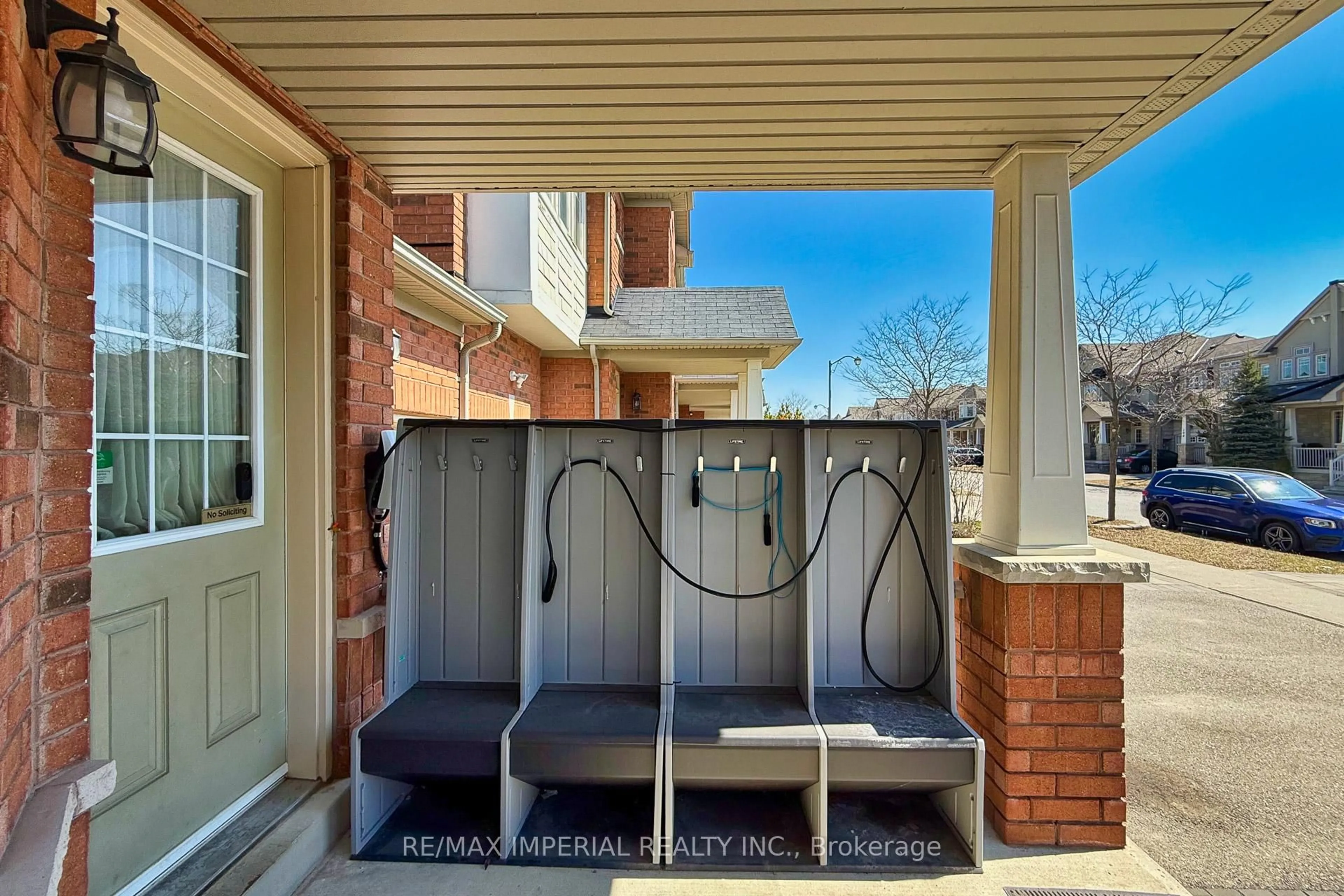 Indoor entryway for 201 shirrick Dr, Richmond Hill Ontario L4E 4Y4