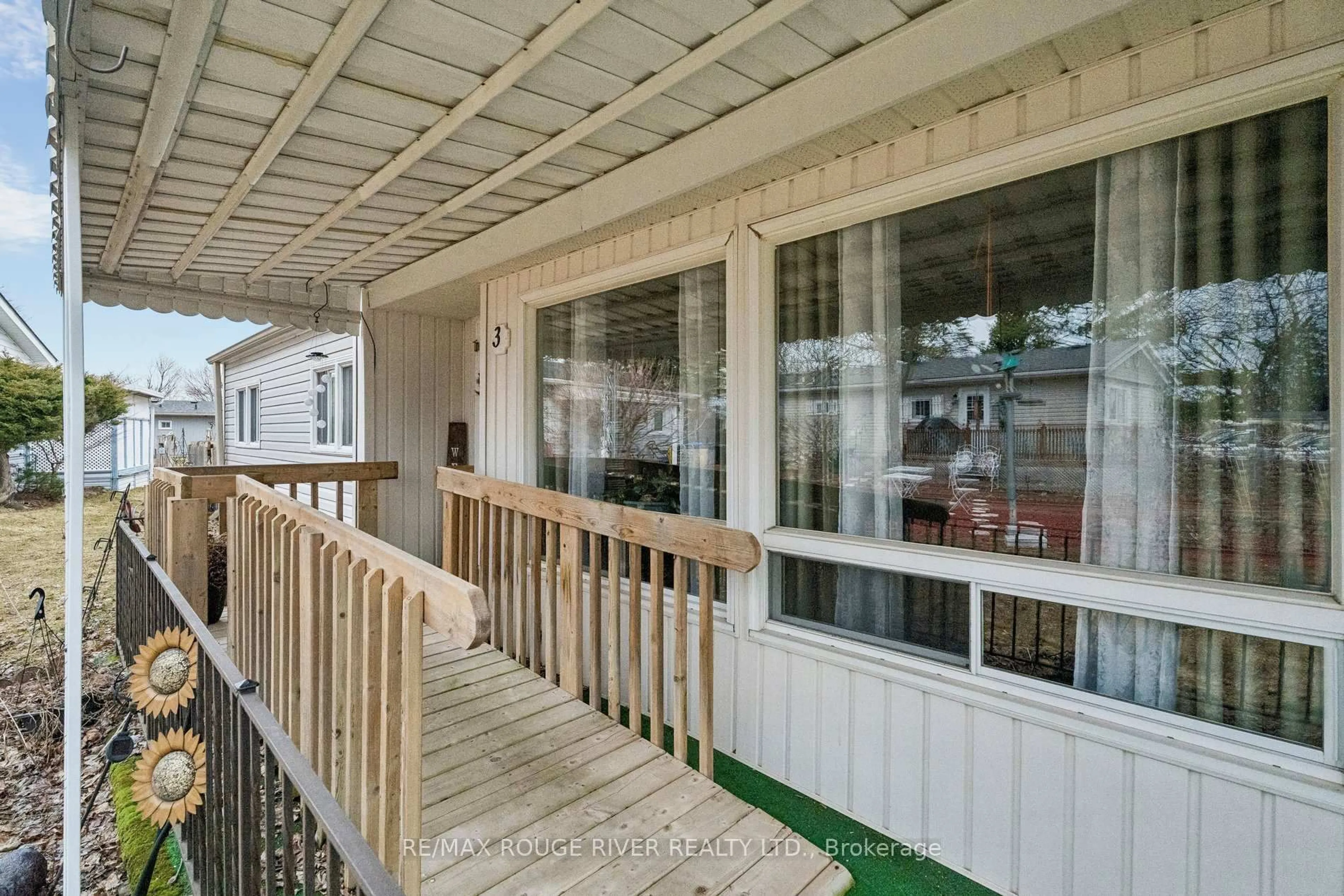 Balcony in the apartment, street for 35 Hawthorne Dr, Innisfil Ontario L9S 1P1