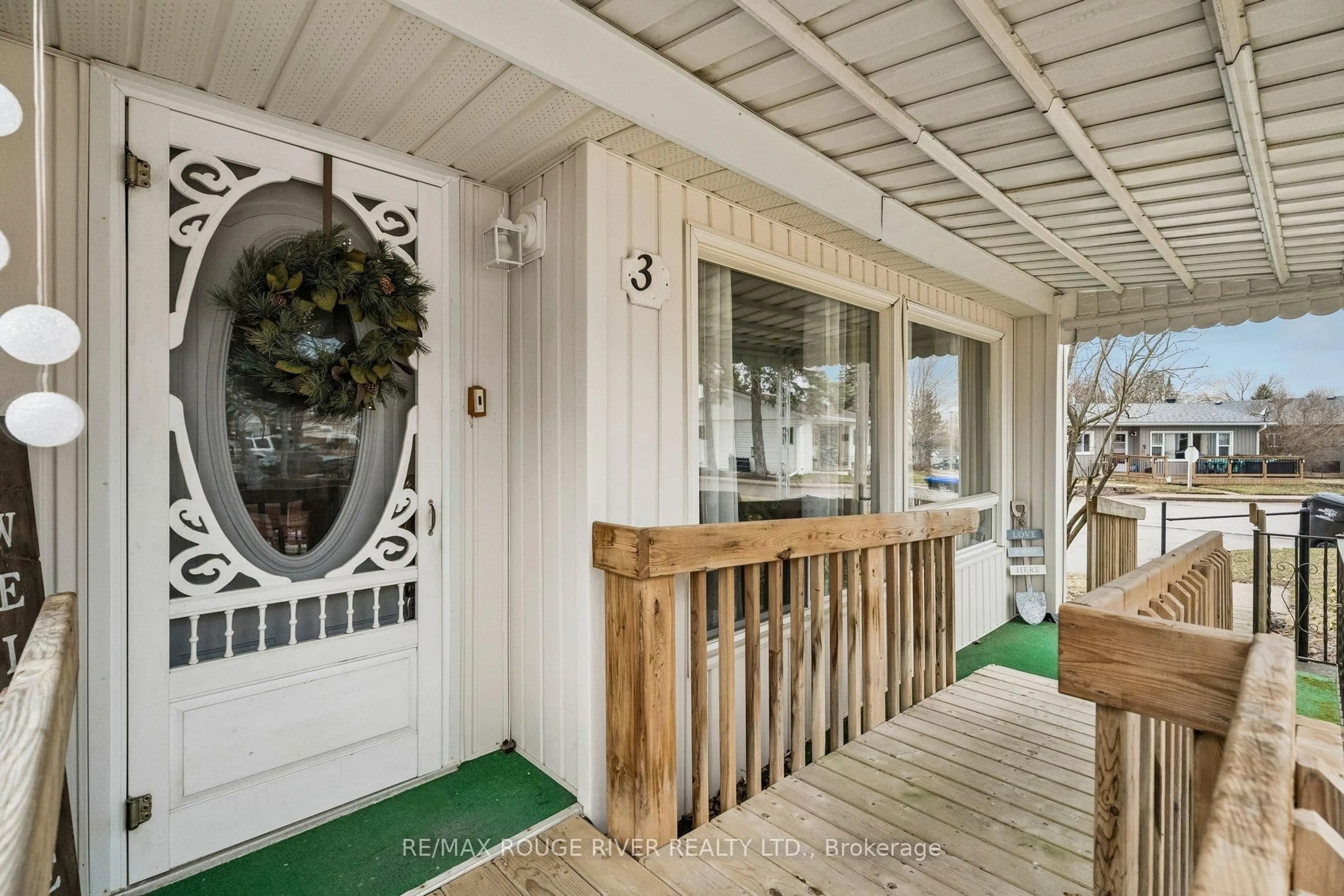 Indoor entryway for 35 Hawthorne Dr, Innisfil Ontario L9S 1P1