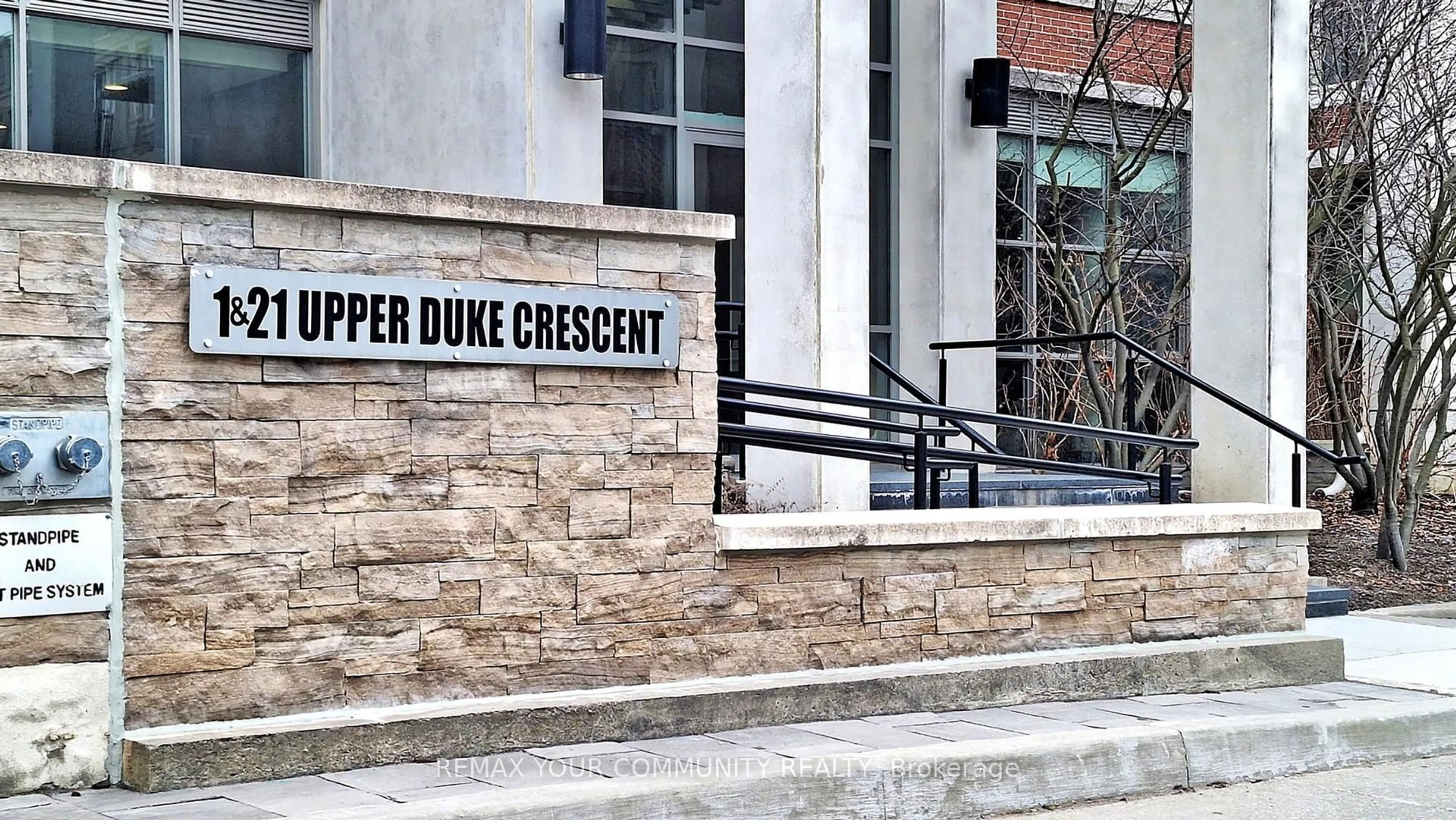 Indoor foyer for 21 Upper Duke Cres #703, Markham Ontario L6G 0B7