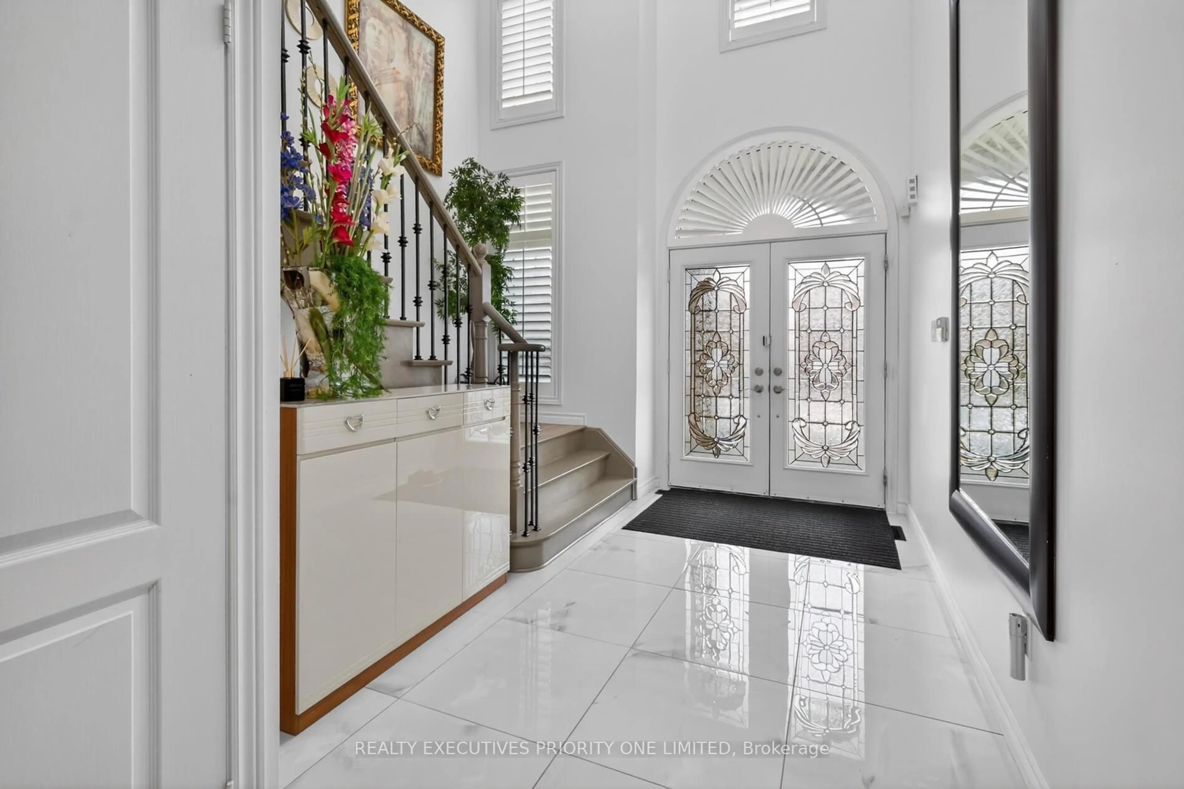 Indoor foyer for 130 Greenview Circ, Vaughan Ontario L6A 0B6
