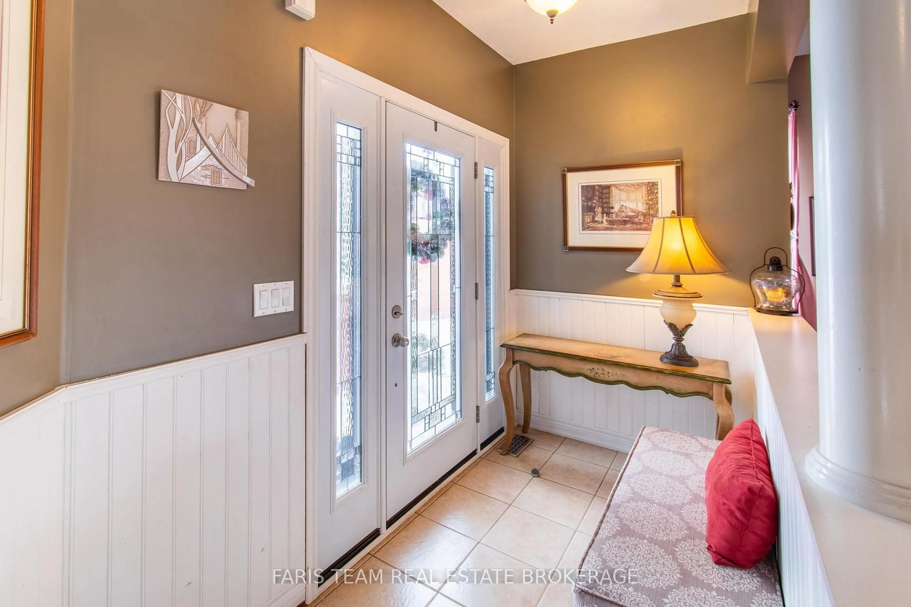 Indoor entryway for 1091 Booth Ave, Innisfil Ontario L9S 4W6