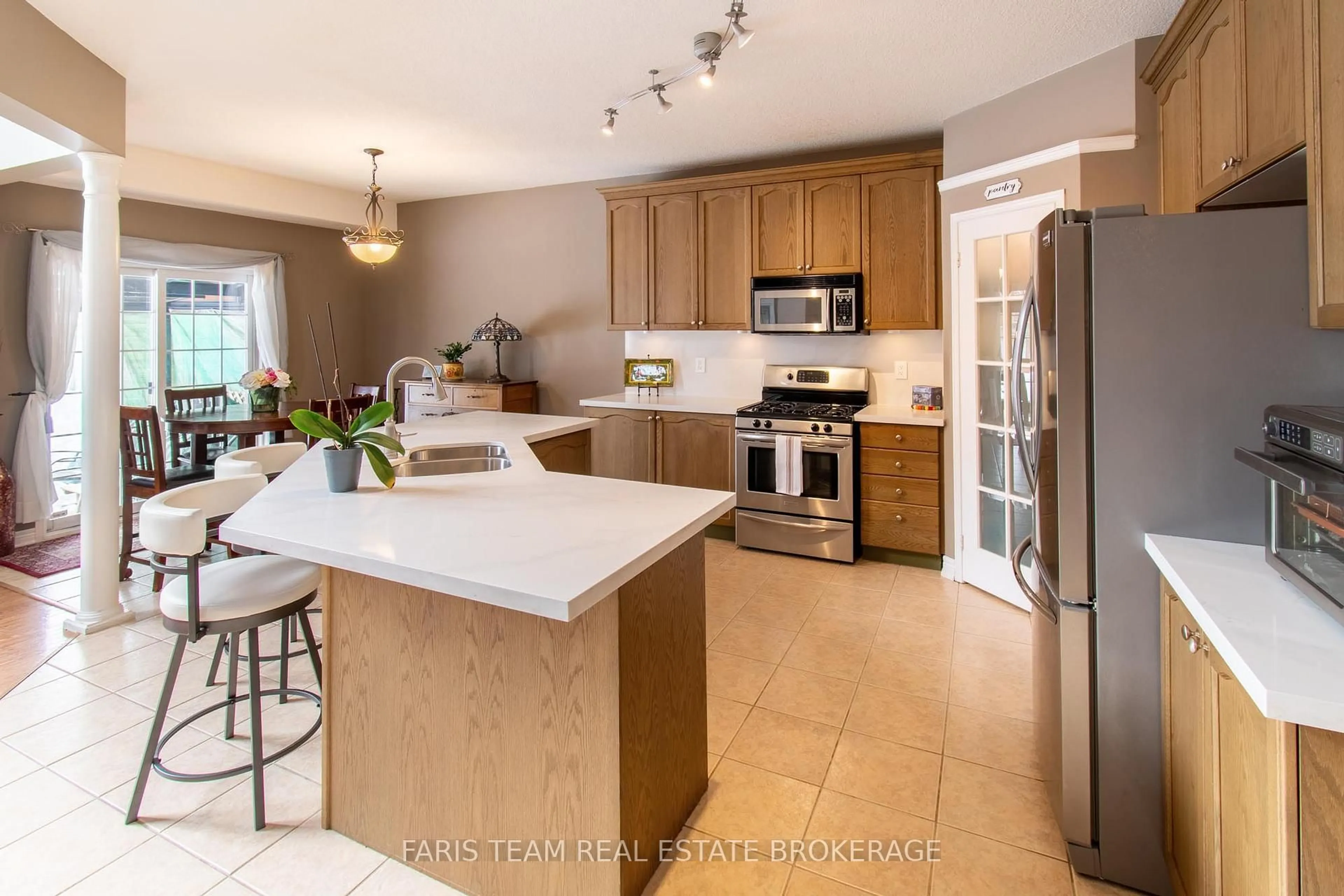 Open concept kitchen, ceramic/tile floor for 1091 Booth Ave, Innisfil Ontario L9S 4W6